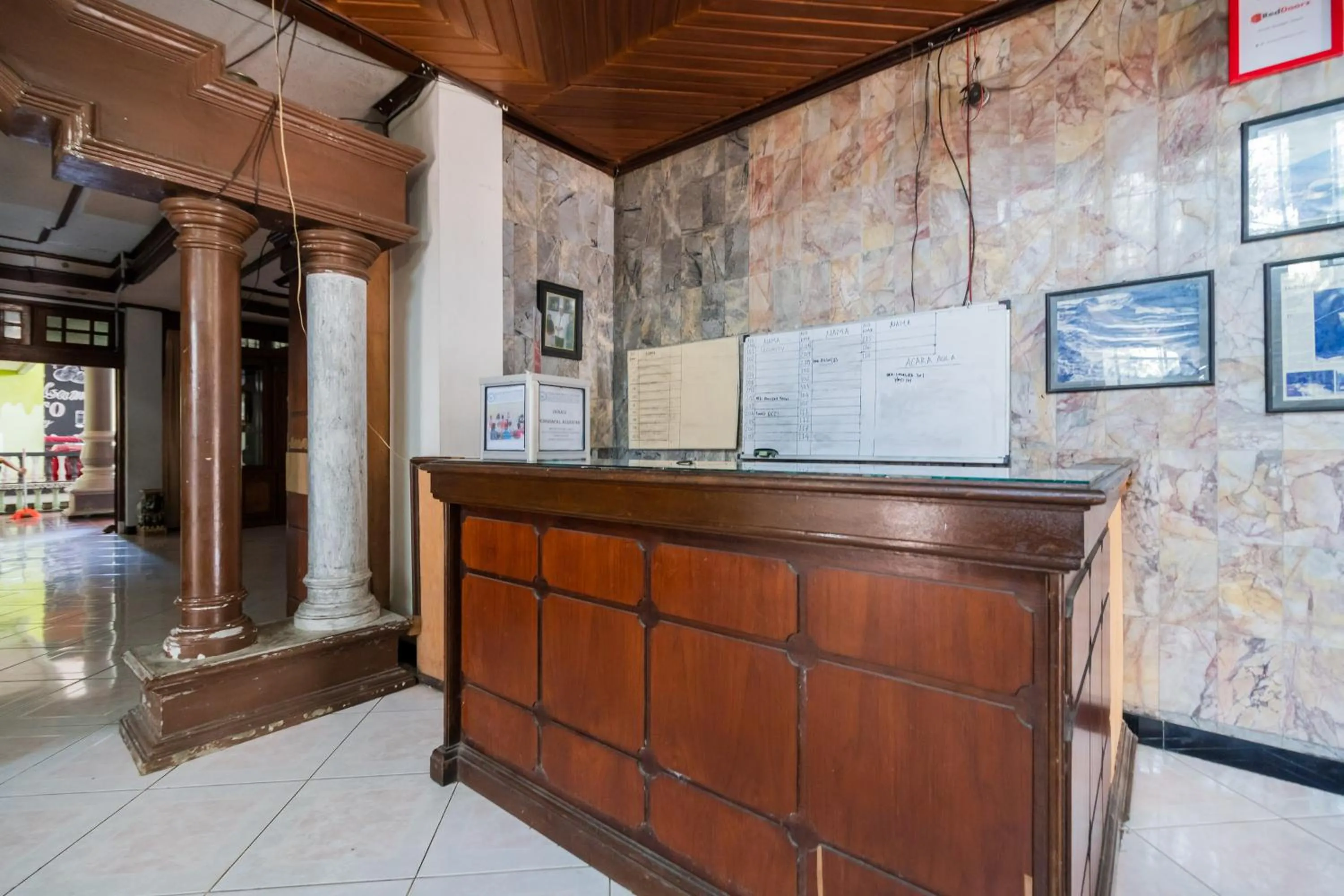 Lobby or reception in RedDoorz Syariah near Kawasan Saribu Rumah Gadang Solok Selatan