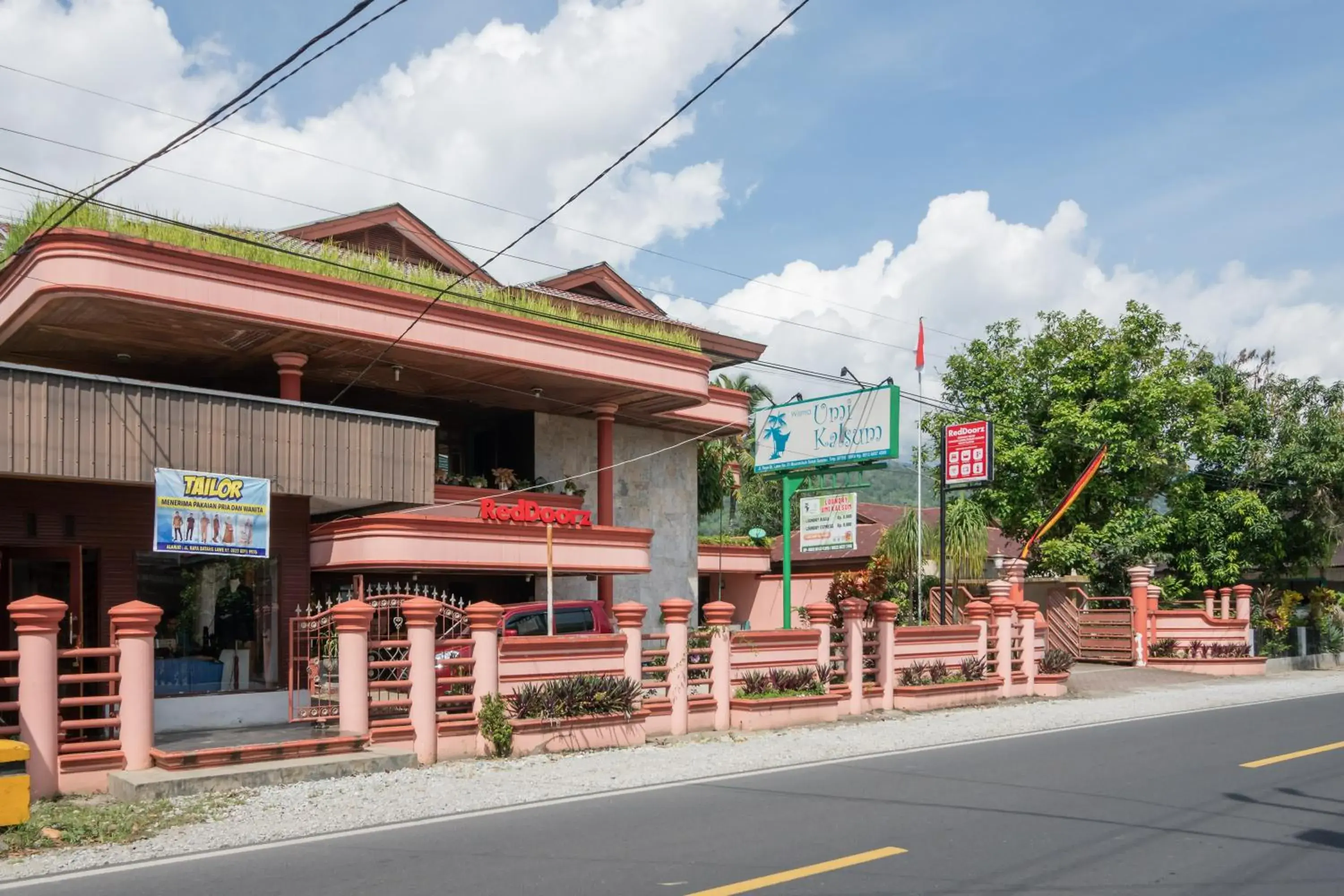 Property building in RedDoorz Syariah near Kawasan Saribu Rumah Gadang Solok Selatan Property building in RedDoorz Syariah near Kawasan Saribu Rumah Gadang Solok Selatan