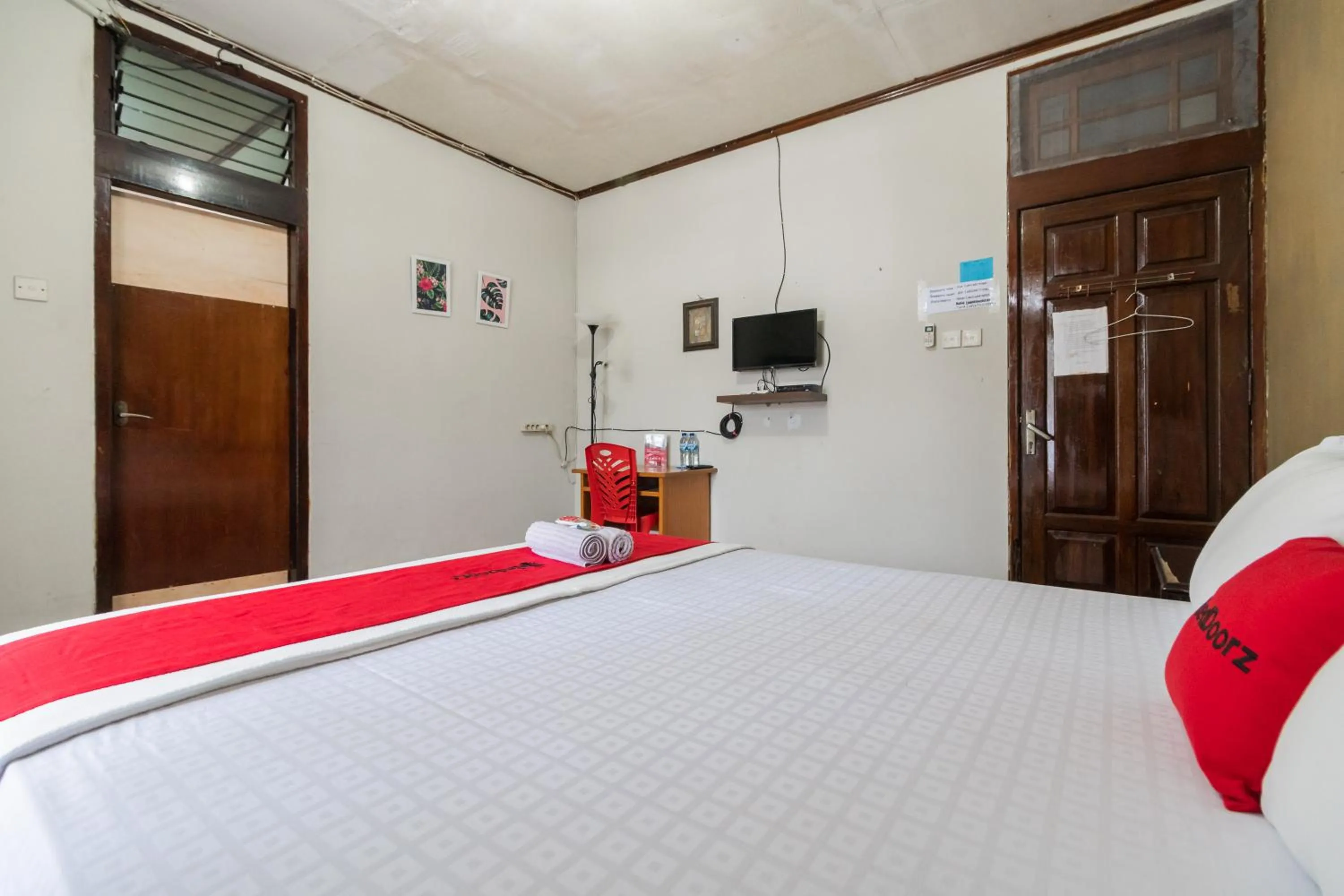 Bedroom, Bed in RedDoorz Syariah near Kawasan Saribu Rumah Gadang Solok Selatan