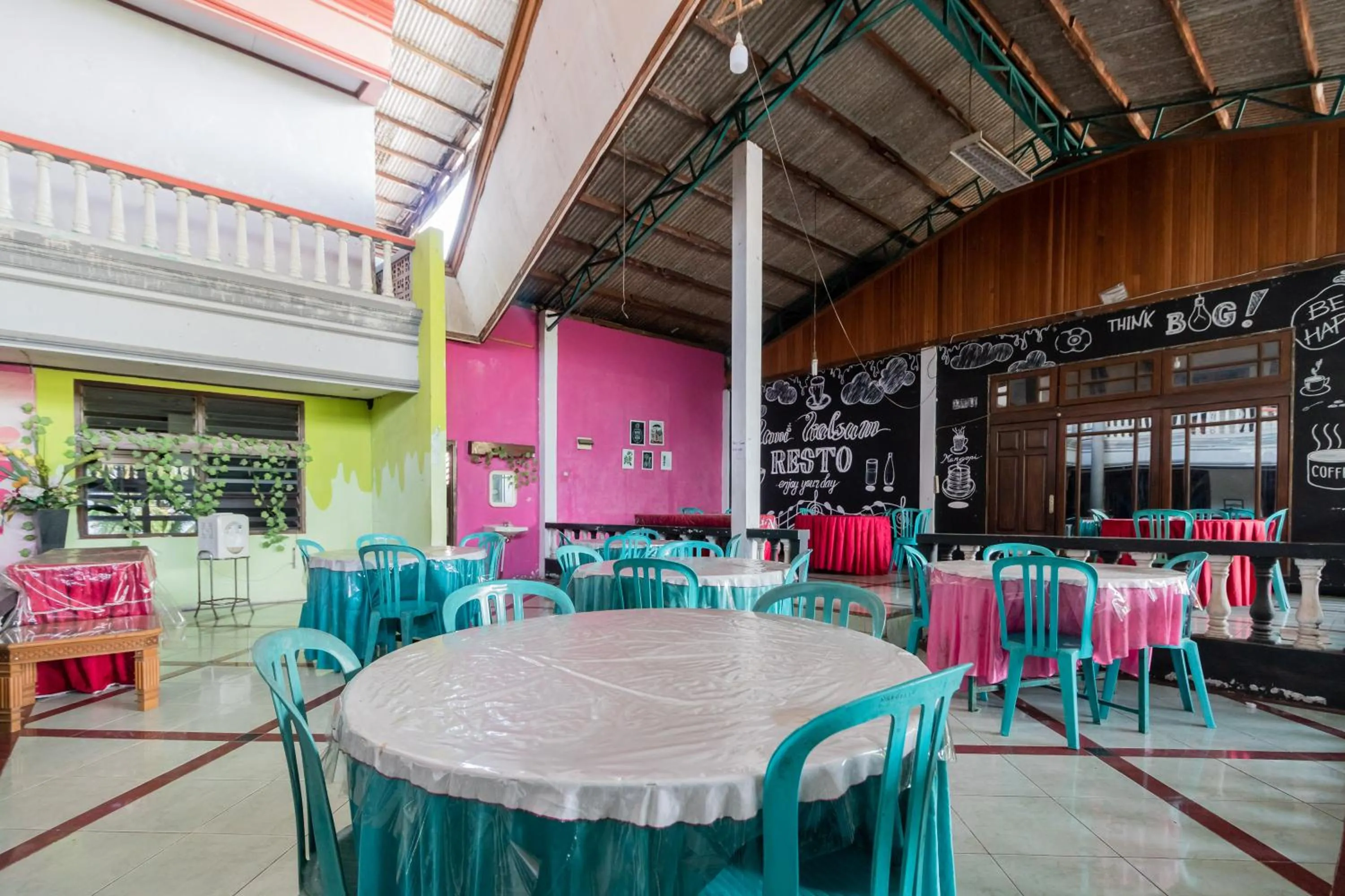 Restaurant/places to eat in RedDoorz Syariah near Kawasan Saribu Rumah Gadang Solok Selatan