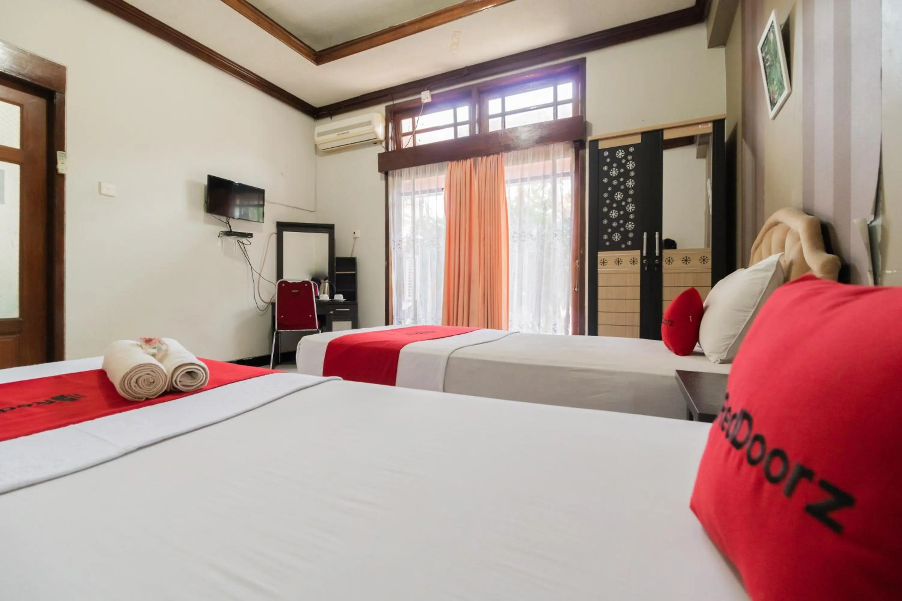 Bedroom, Bed in RedDoorz Syariah near Kawasan Saribu Rumah Gadang Solok Selatan