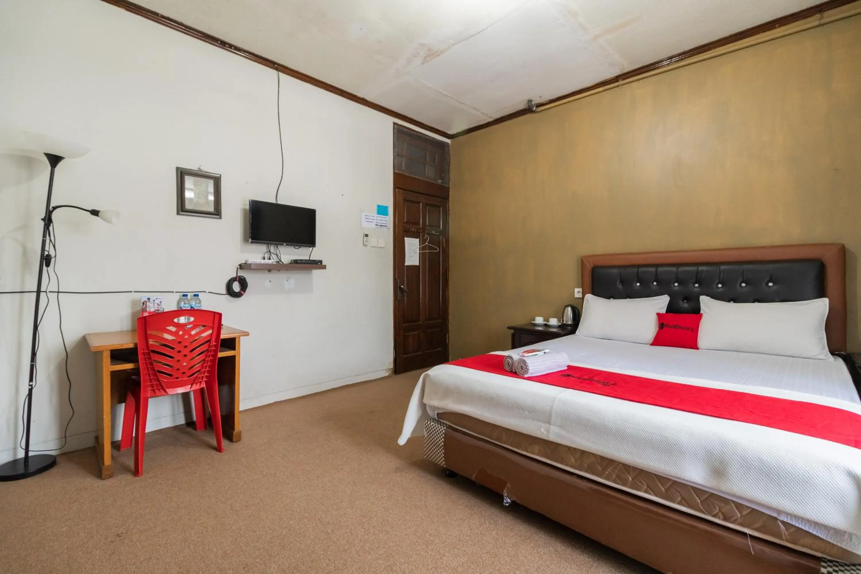 Bedroom, Bed in RedDoorz Syariah near Kawasan Saribu Rumah Gadang Solok Selatan