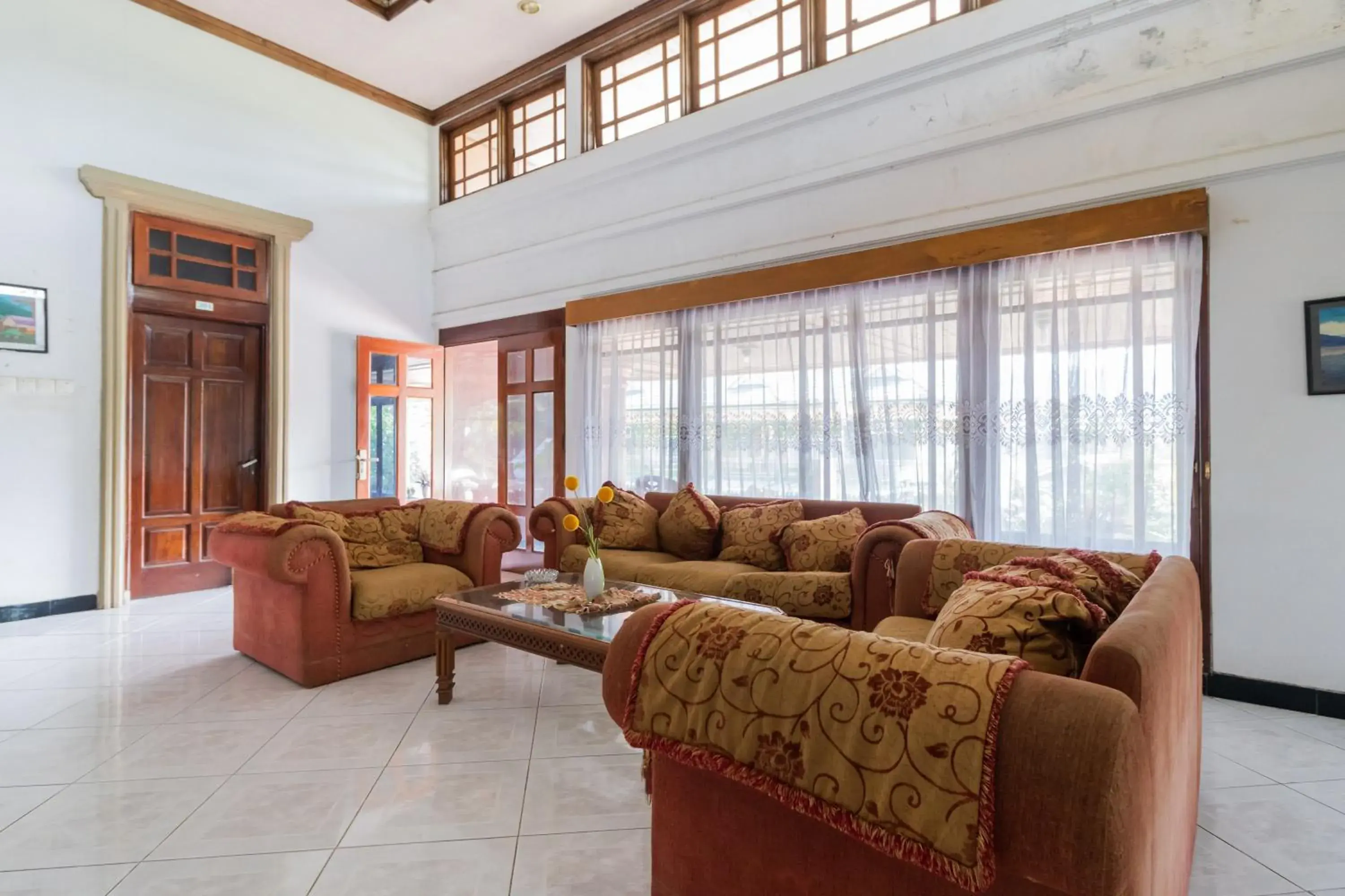 Living room in RedDoorz Syariah near Kawasan Saribu Rumah Gadang Solok Selatan Living room in RedDoorz Syariah near Kawasan Saribu Rumah Gadang Solok Selatan