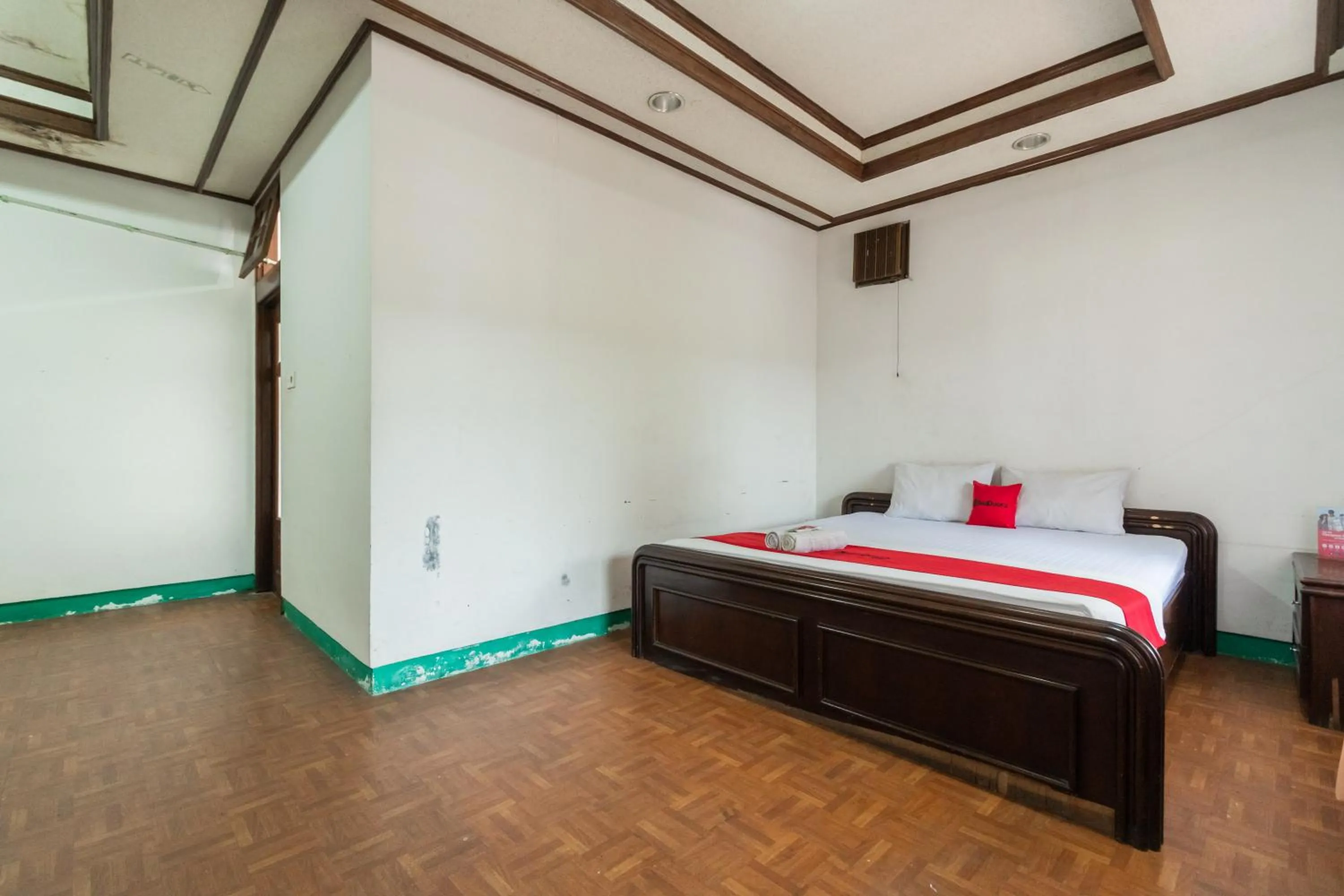 Bedroom, Bed in RedDoorz Syariah near Kawasan Saribu Rumah Gadang Solok Selatan