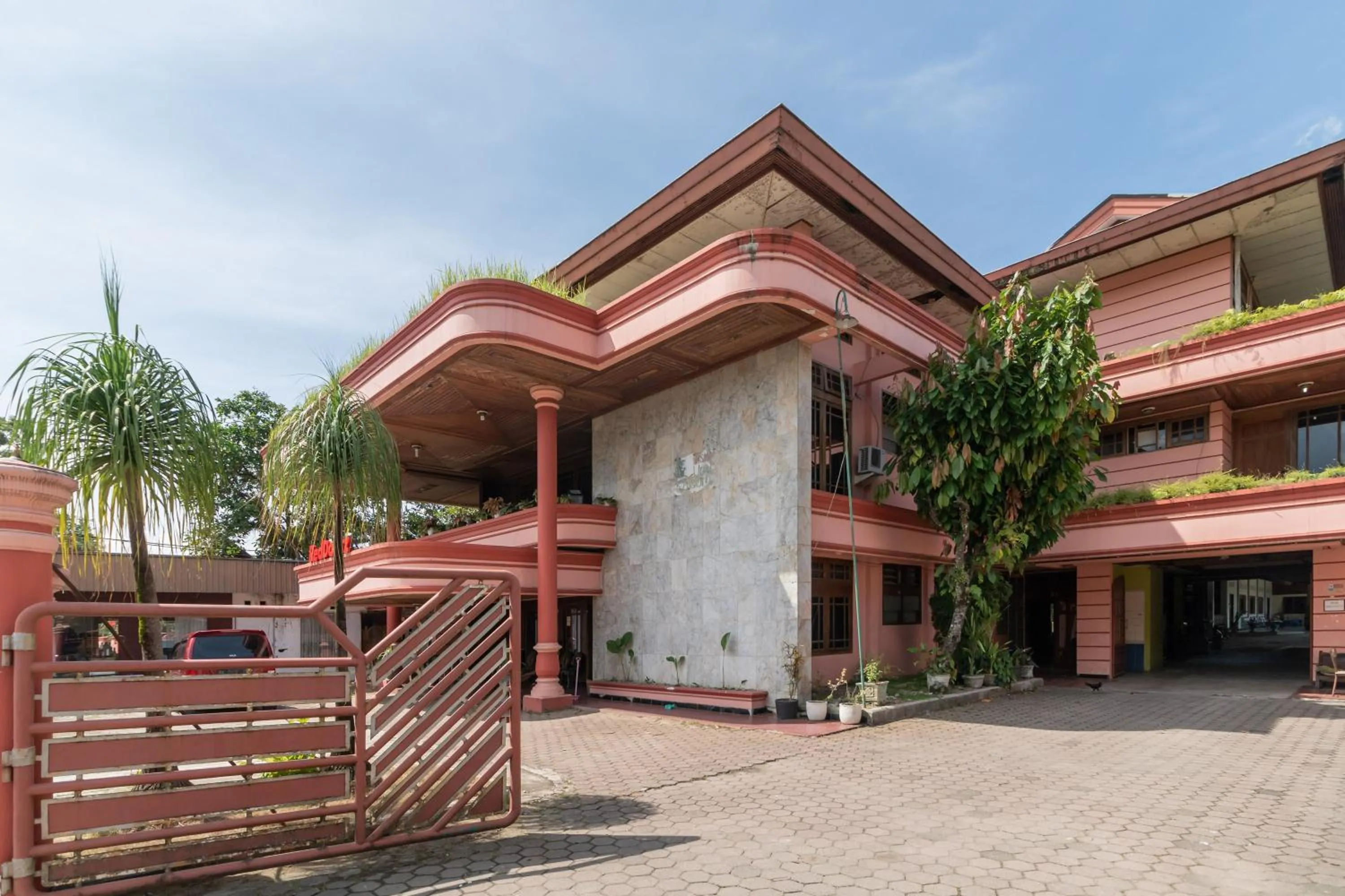 Property building in RedDoorz Syariah near Kawasan Saribu Rumah Gadang Solok Selatan