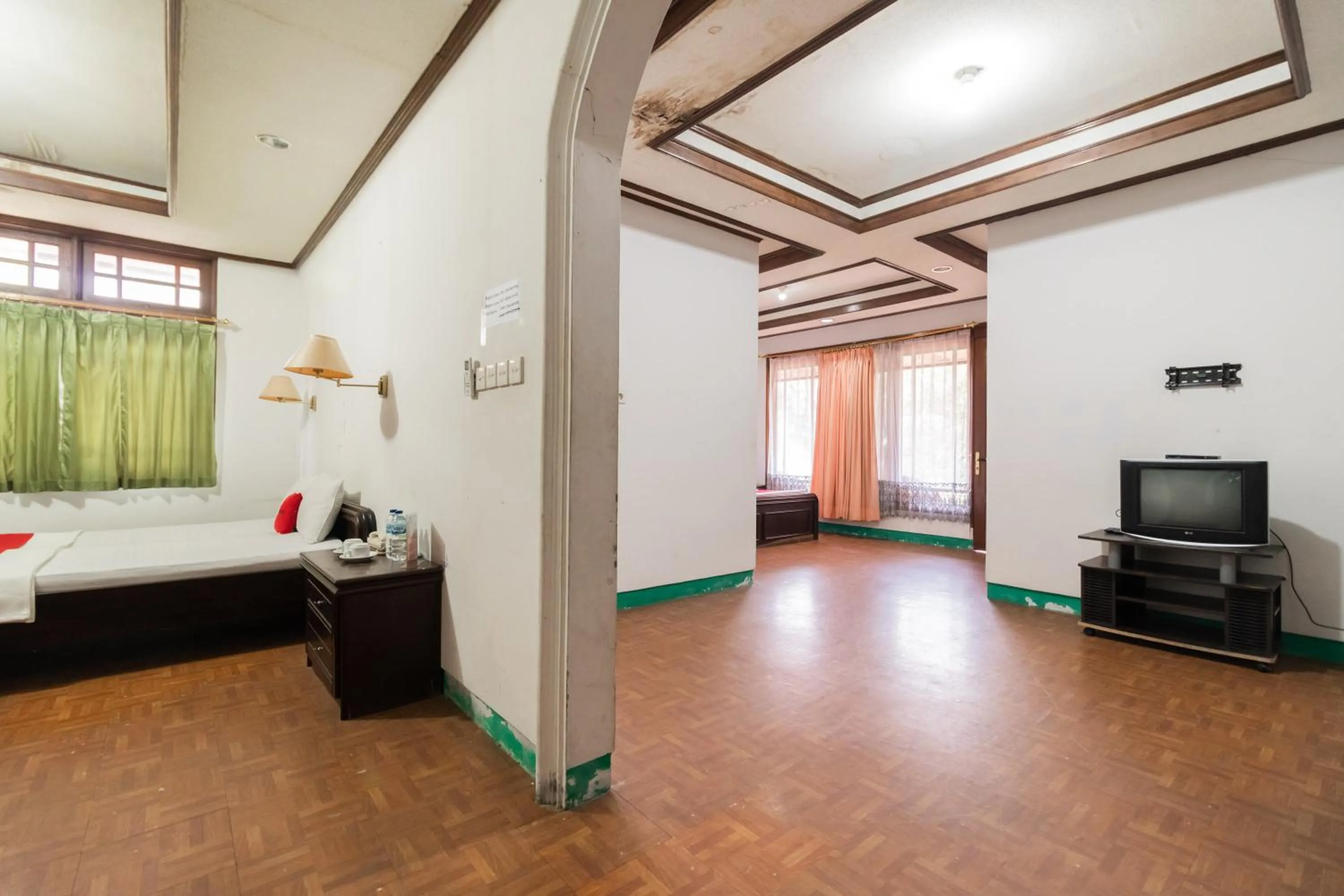 Photo of the whole room, Bed in RedDoorz Syariah near Kawasan Saribu Rumah Gadang Solok Selatan