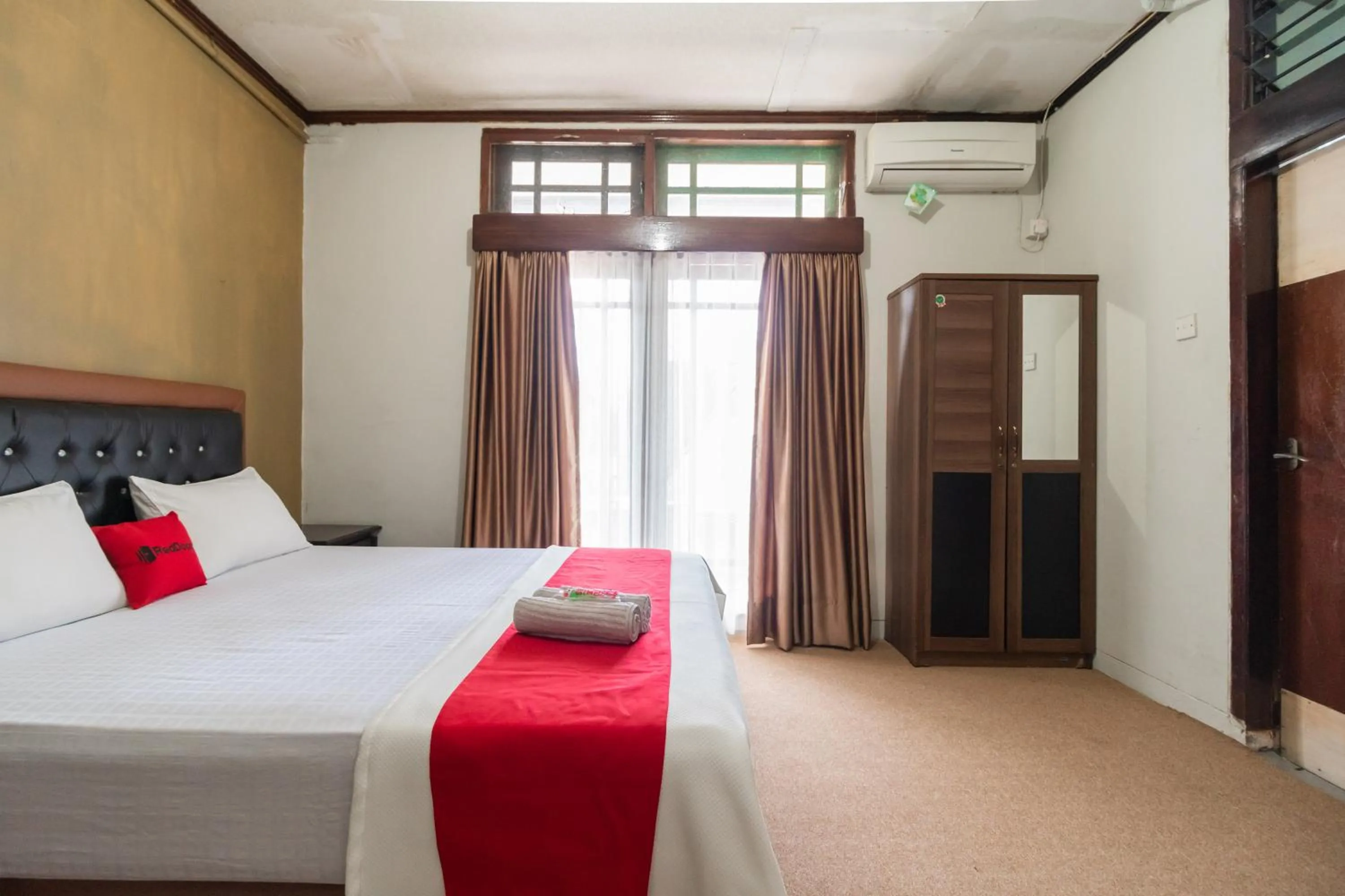 Bedroom, Bed in RedDoorz Syariah near Kawasan Saribu Rumah Gadang Solok Selatan