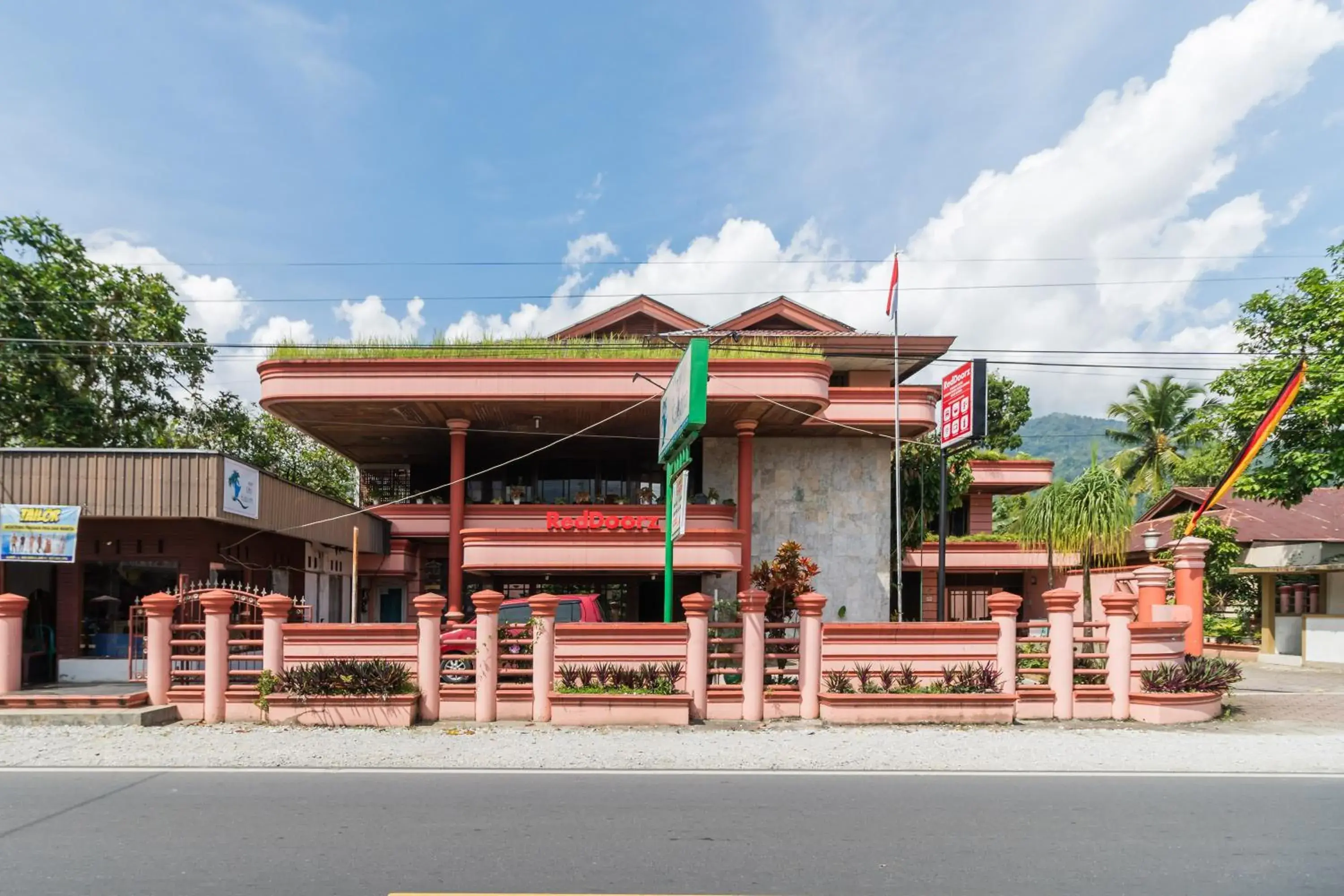 Property building in RedDoorz Syariah near Kawasan Saribu Rumah Gadang Solok Selatan Property building in RedDoorz Syariah near Kawasan Saribu Rumah Gadang Solok Selatan