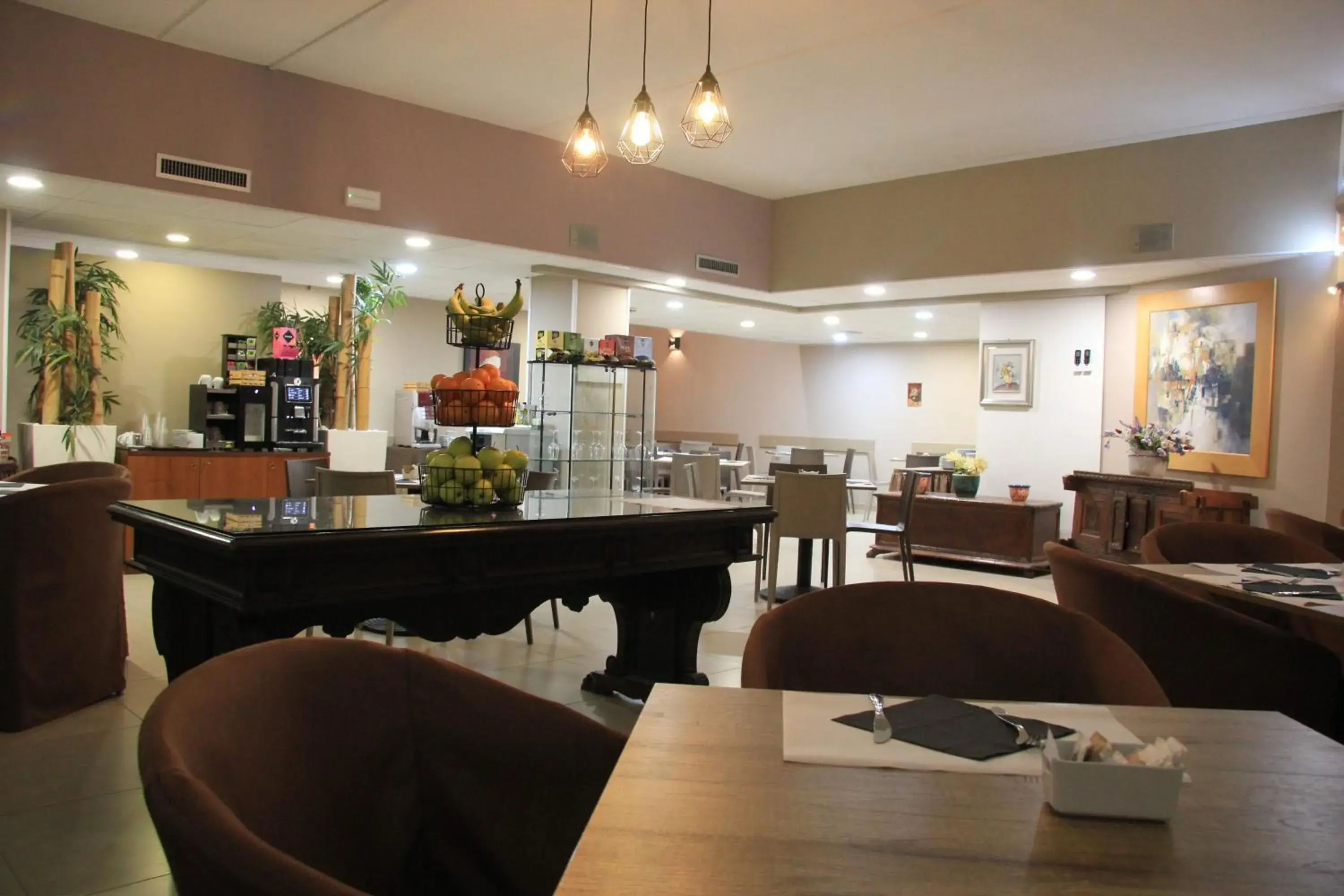 Restaurant/places to eat in Green Hotel Restaurant/places to eat in Green Hotel