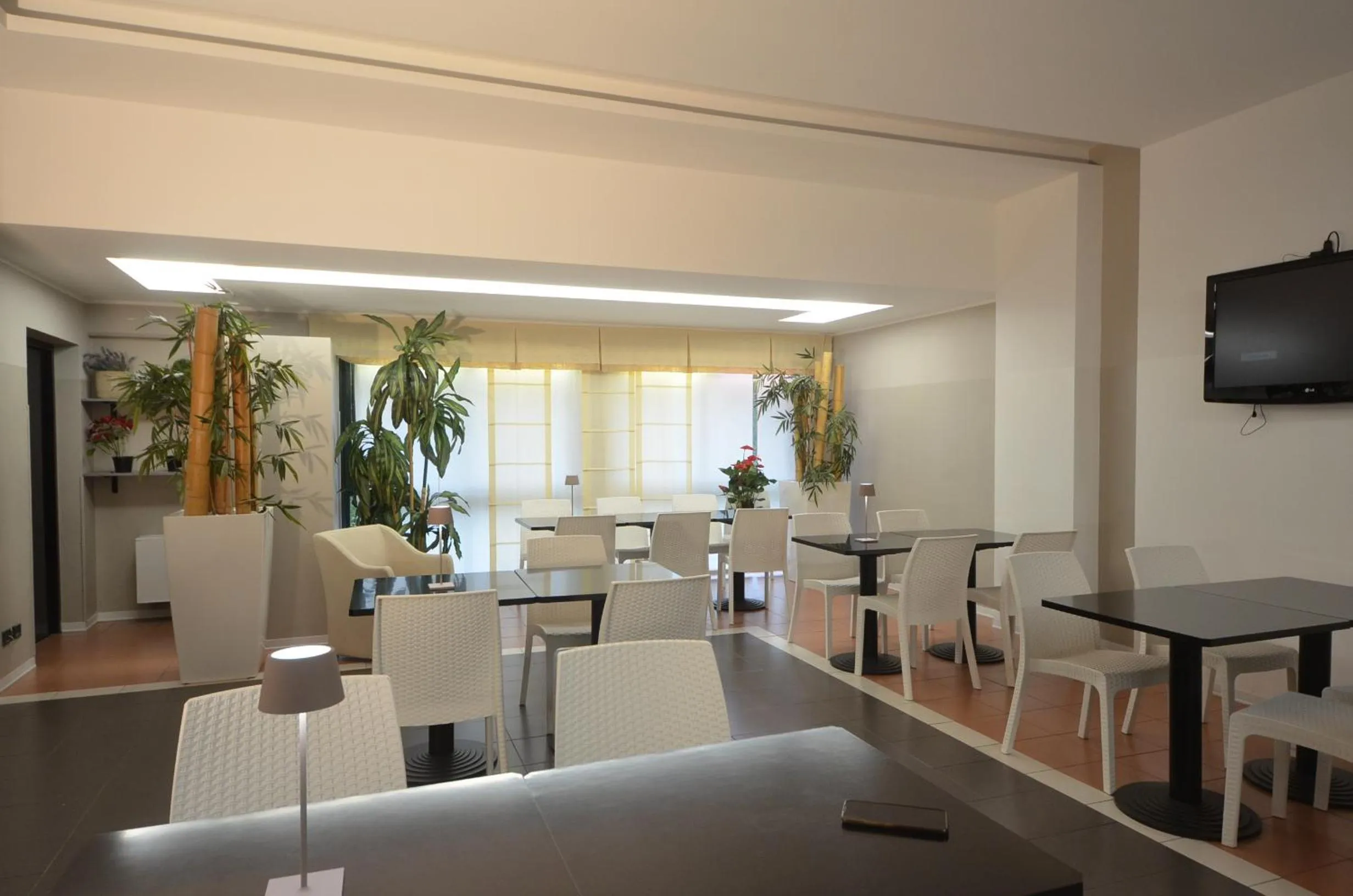 Restaurant/places to eat in Green Hotel