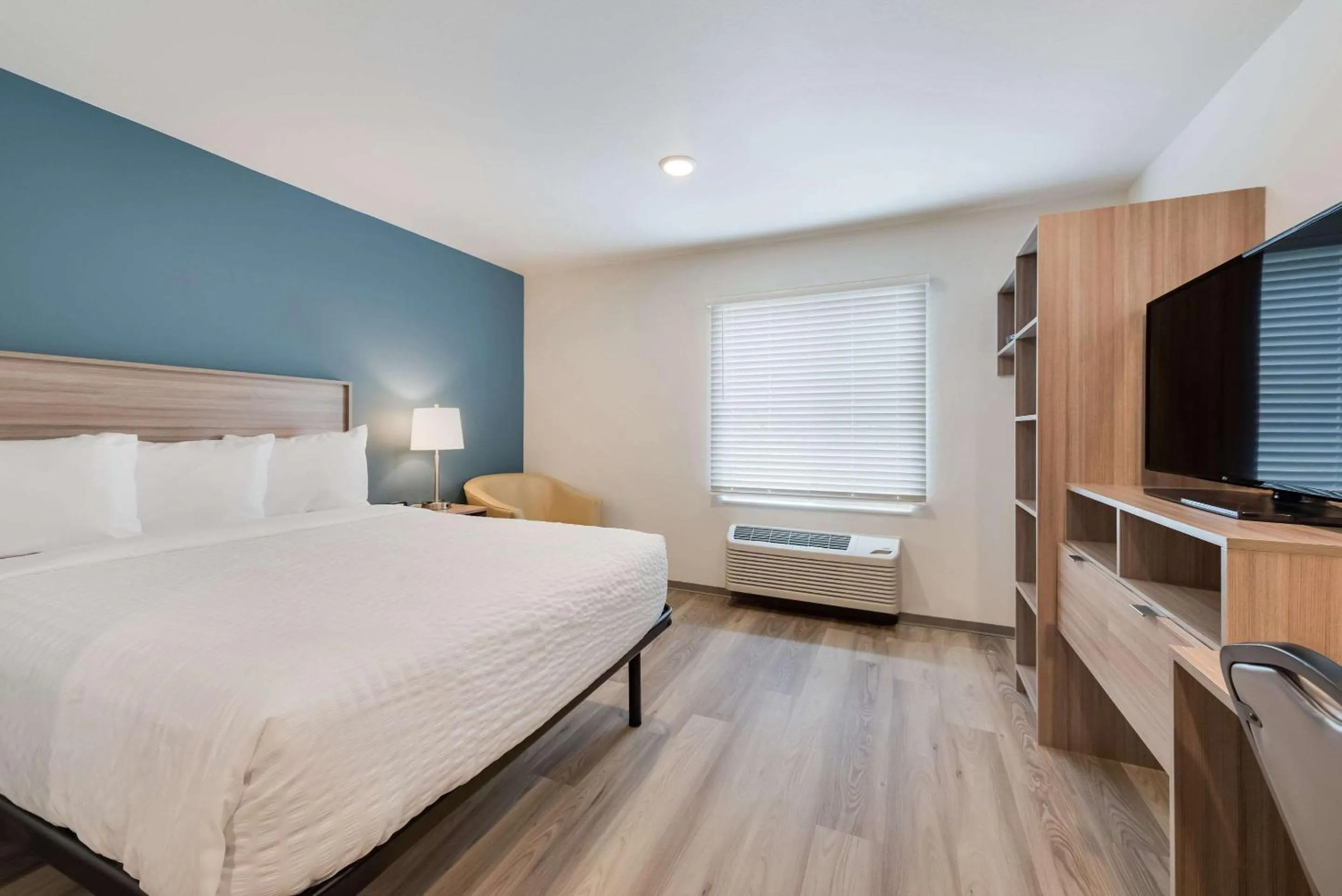 Bedroom, Bed in WoodSpring Suites Meridian