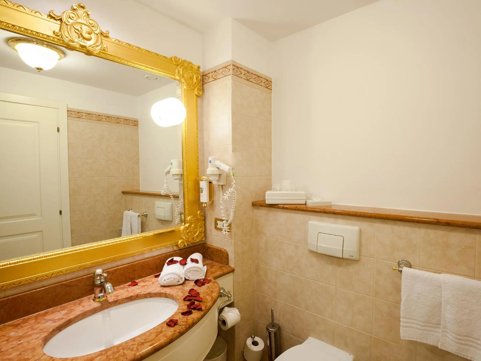 Bathroom in Gardaland Hotel