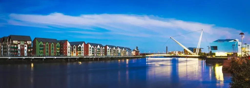Luxury 2 Bedroom waterfront apartment with balcony Luxury 2 Bedroom waterfront apartment with balcony