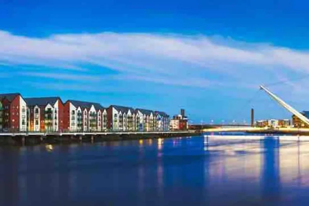 Luxury 2 Bedroom waterfront apartment with balcony