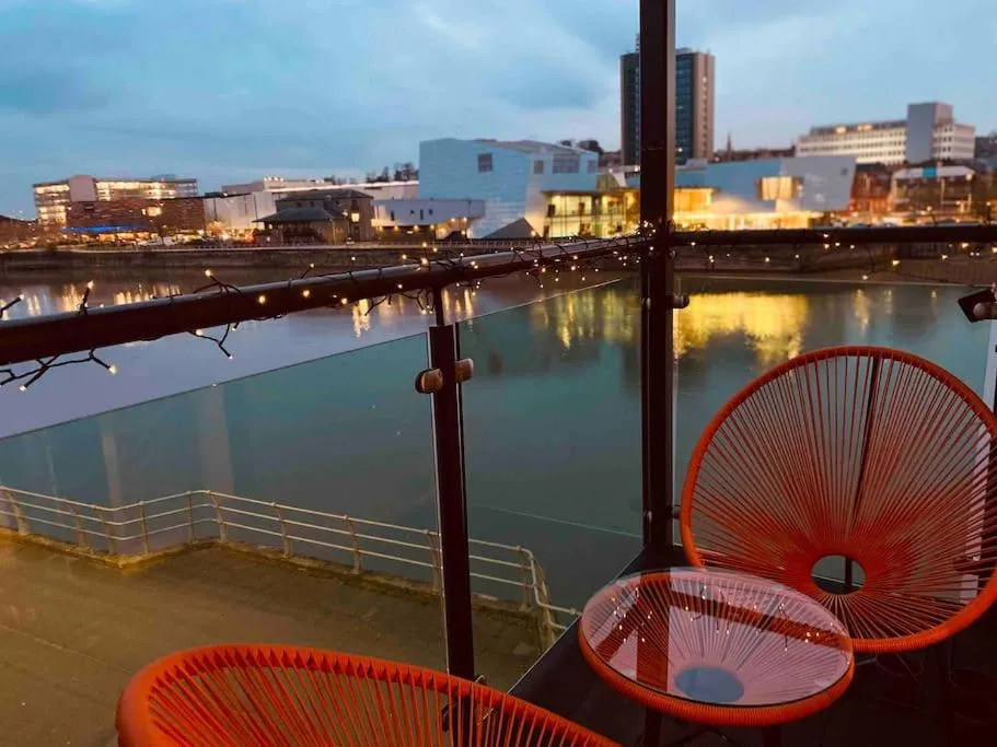 Luxury 2 Bedroom waterfront apartment with balcony
