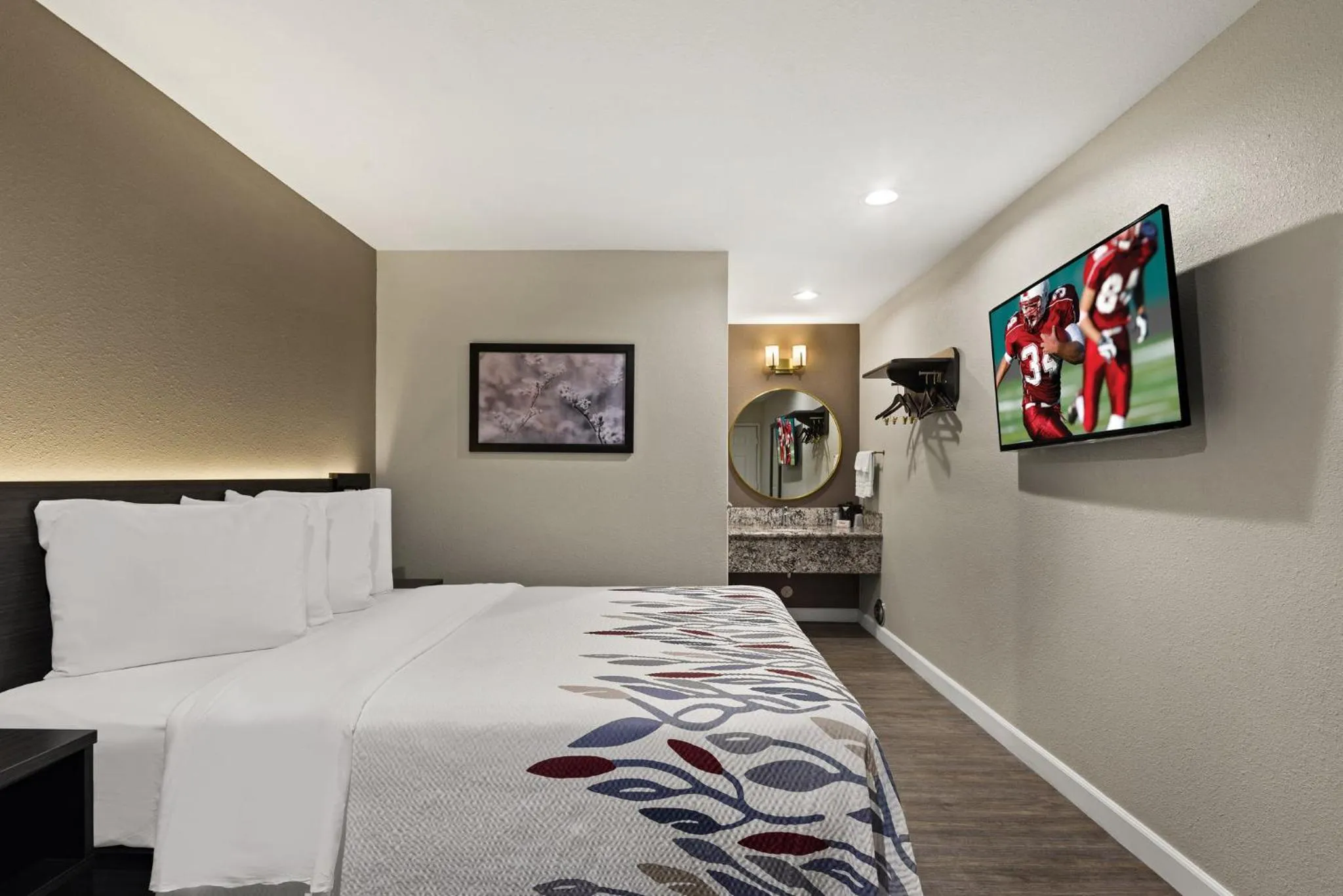 Photo of the whole room, Bed in Red Roof Inn Carson - Wilmington, CA