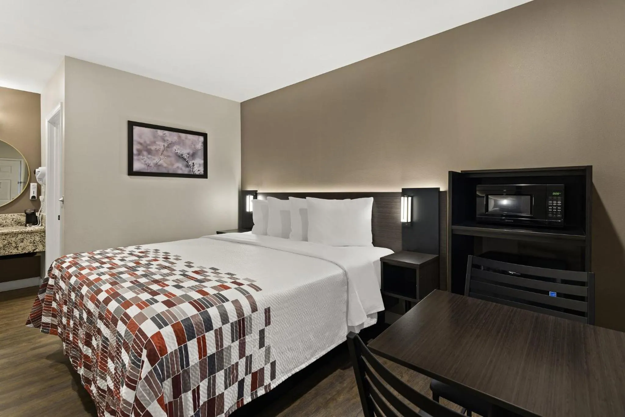 Bedroom, Bed in Red Roof Inn Carson - Wilmington, CA