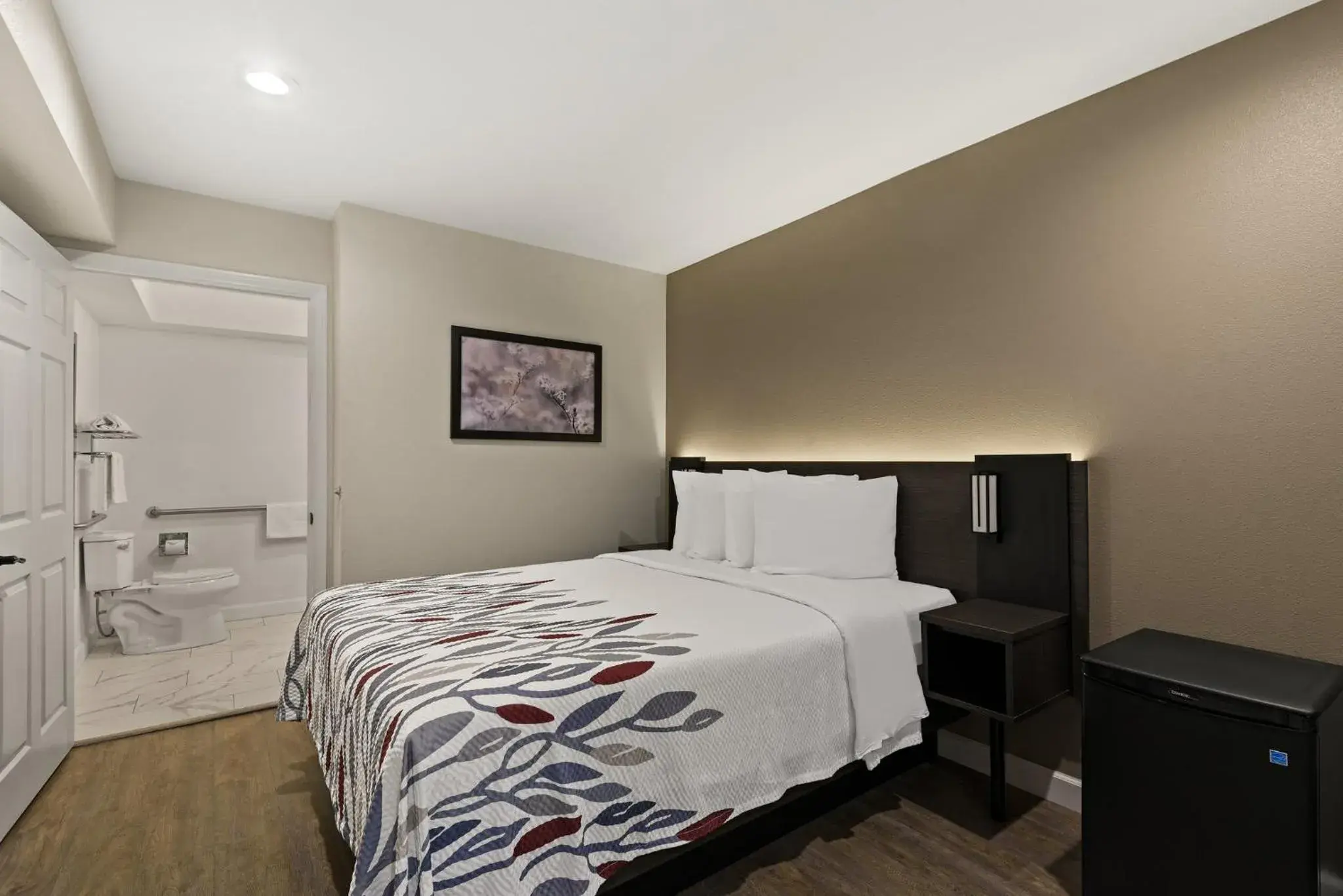 Standard Queen Room Disability Access Roll-In Shower Non-Smoking in Red Roof Inn Carson - Wilmington, CA Standard Queen Room Disability Access Roll-In Shower Non-Smoking in Red Roof Inn Carson - Wilmington, CA