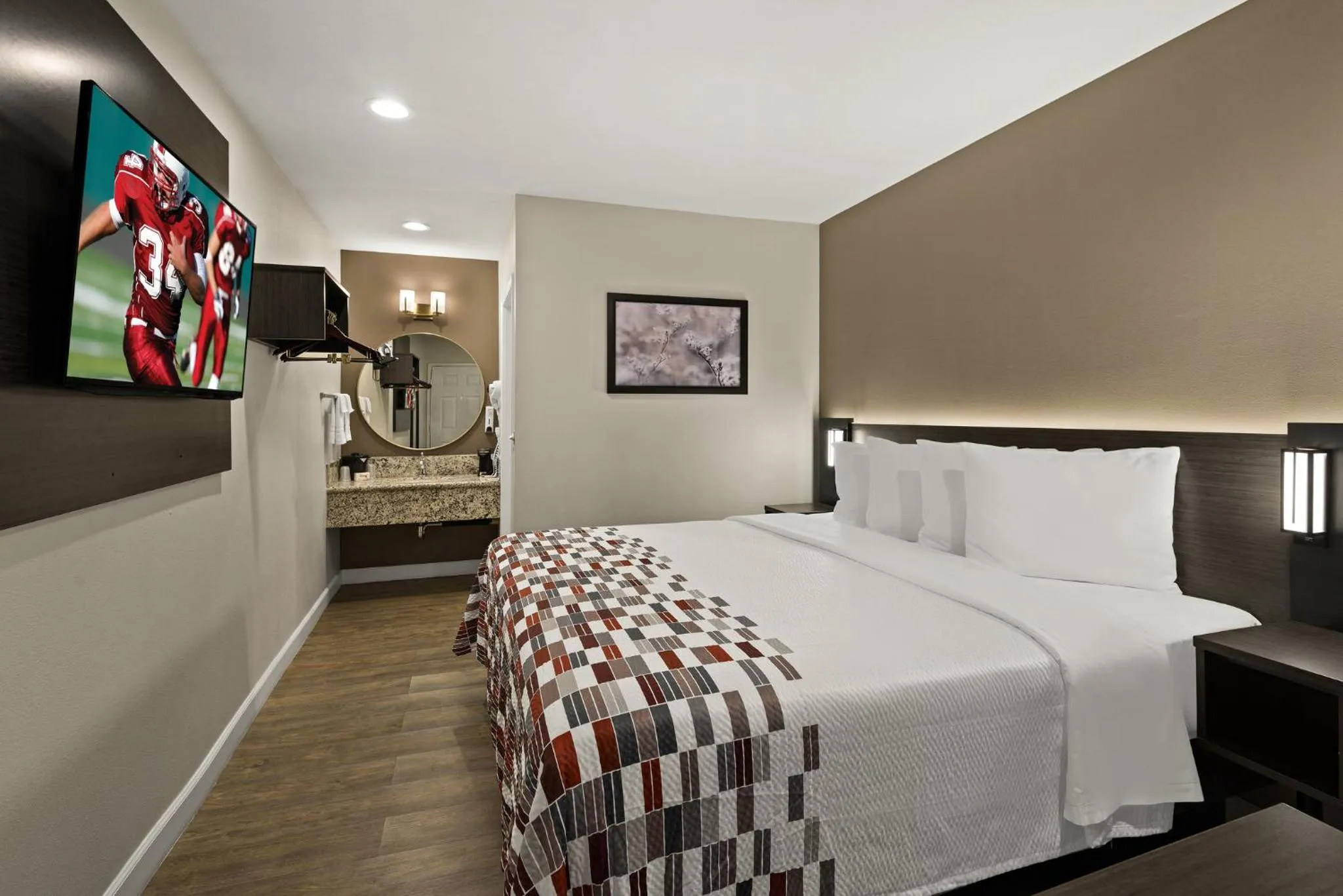 Bedroom, Bed in Red Roof Inn Carson - Wilmington, CA