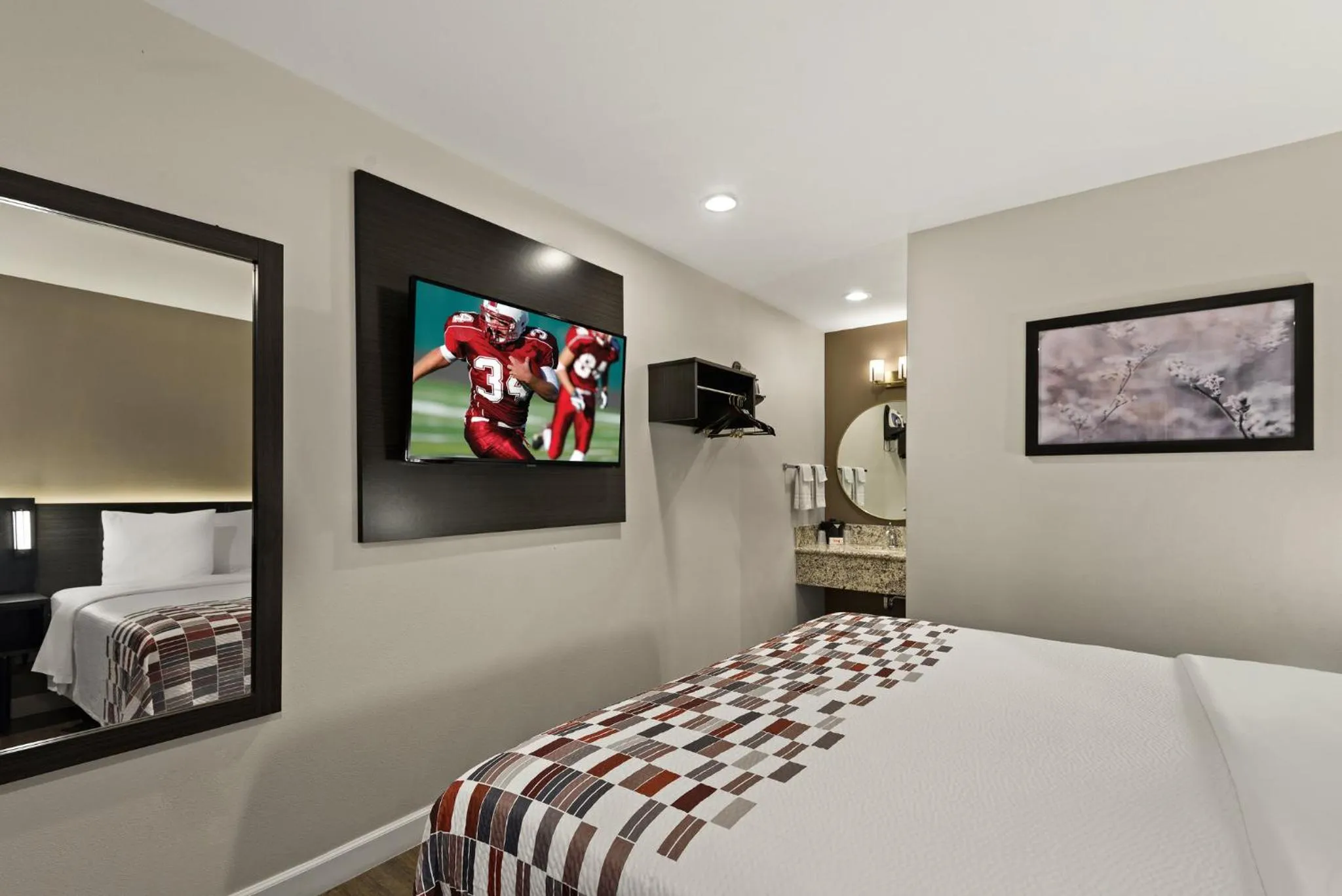 Bedroom, Bed in Red Roof Inn Carson - Wilmington, CA