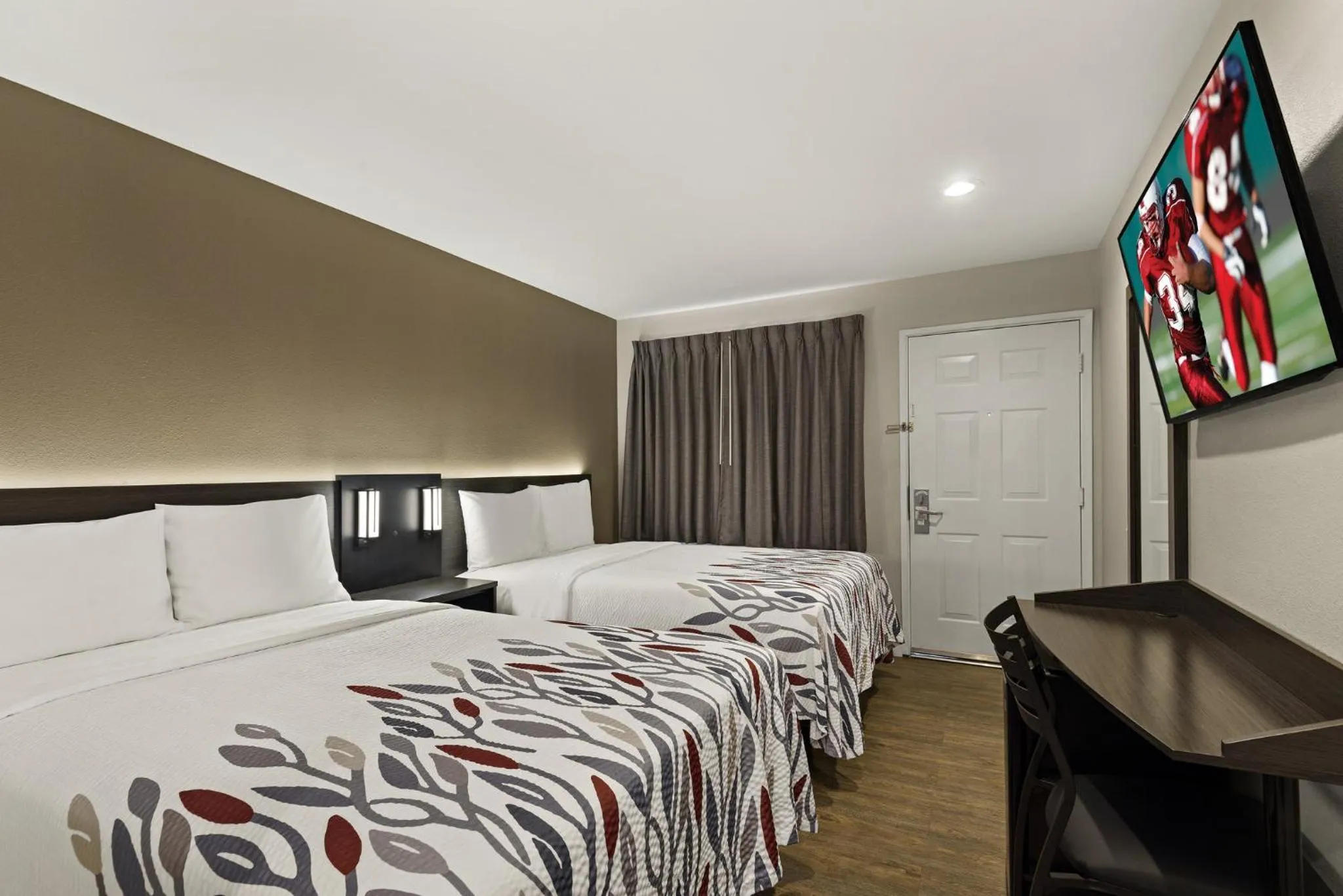 Photo of the whole room, Bed in Red Roof Inn Carson - Wilmington, CA