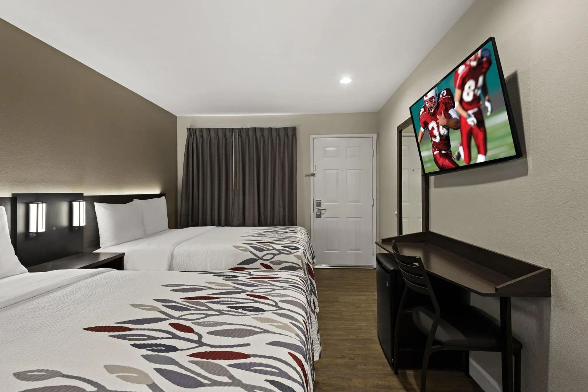 Photo of the whole room, Bed in Red Roof Inn Carson - Wilmington, CA