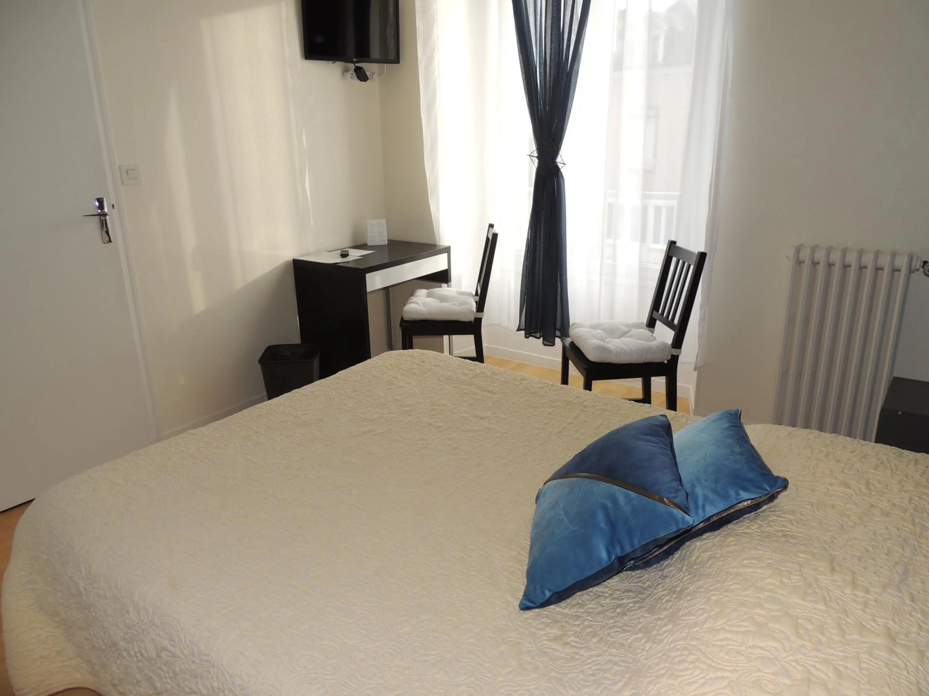 Bedroom, Bed in Le Gue de Genes