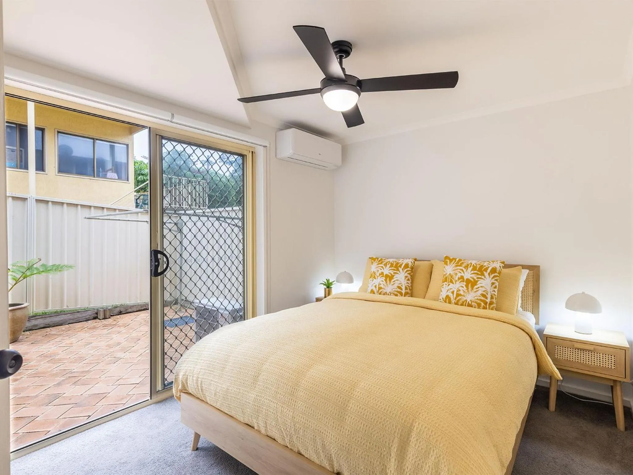Bedroom, Bed in Baia Villa air con WiFi and views of Fingal Beach