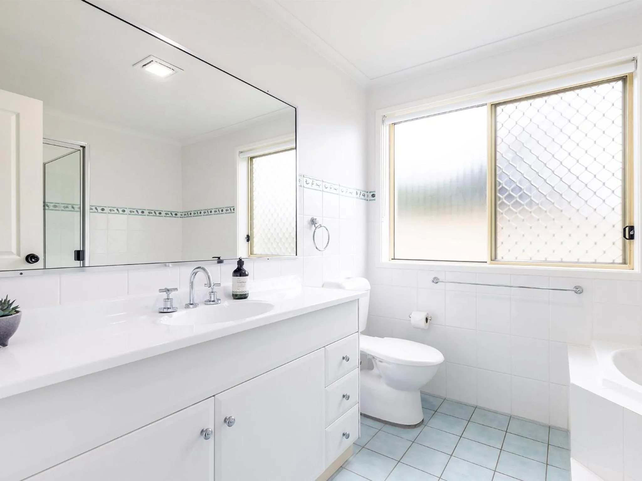 Bathroom in Baia Villa air con WiFi and views of Fingal Beach
