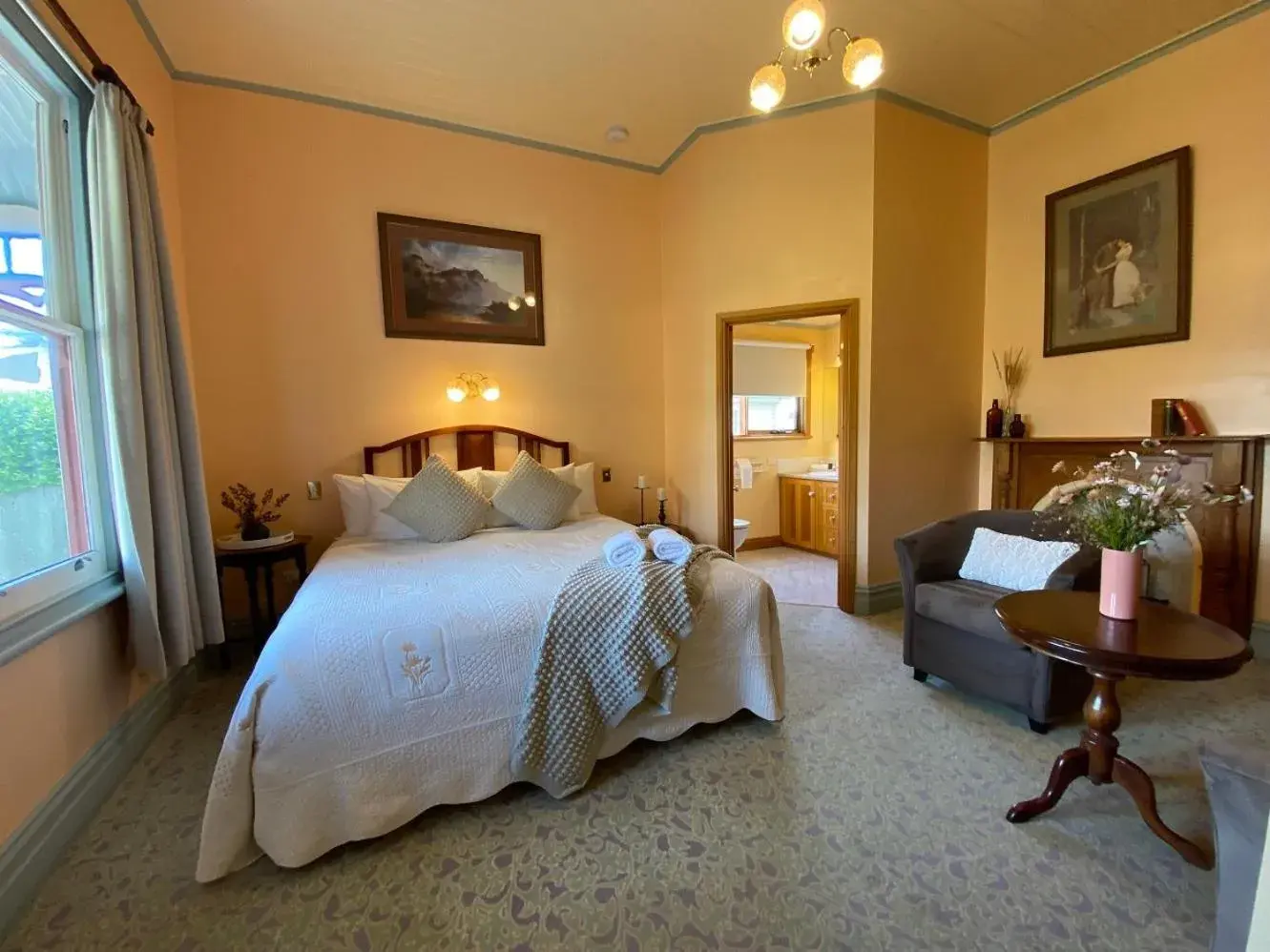 King Room with Mountain View in Hanlon Guest House King Room with Mountain View in Hanlon Guest House