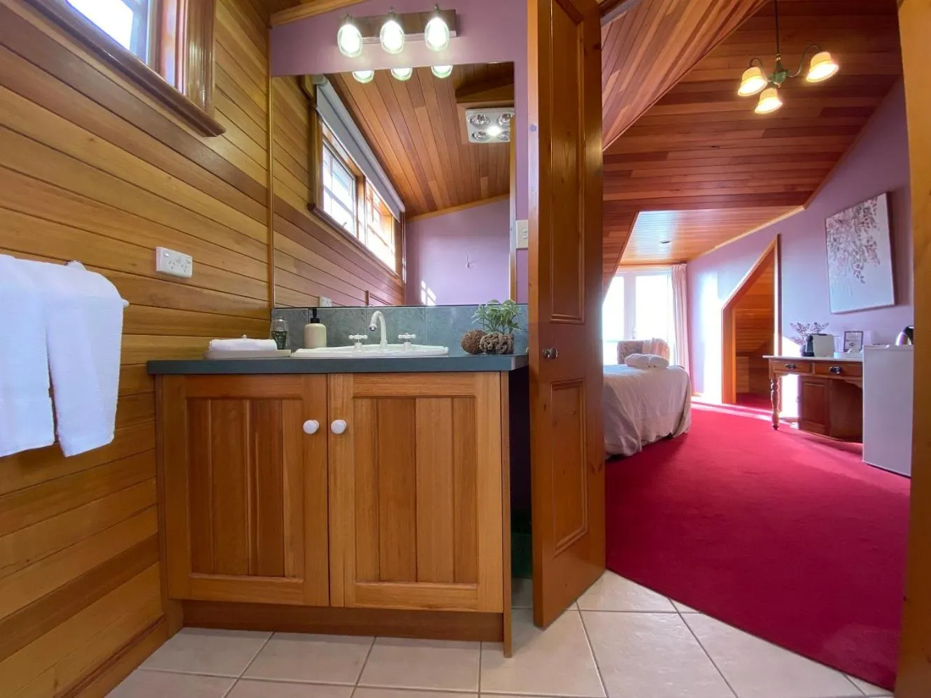 Bathroom, Bed in Hanlon Guest House