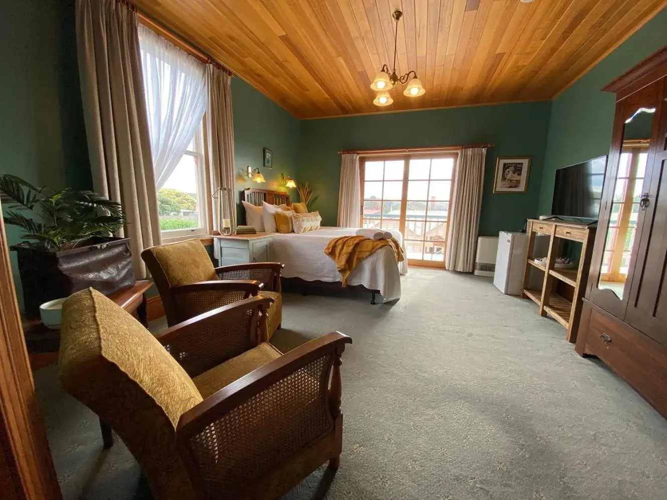 Beach View King Suite with Spa & Balcony in Hanlon Guest House Beach View King Suite with Spa & Balcony in Hanlon Guest House