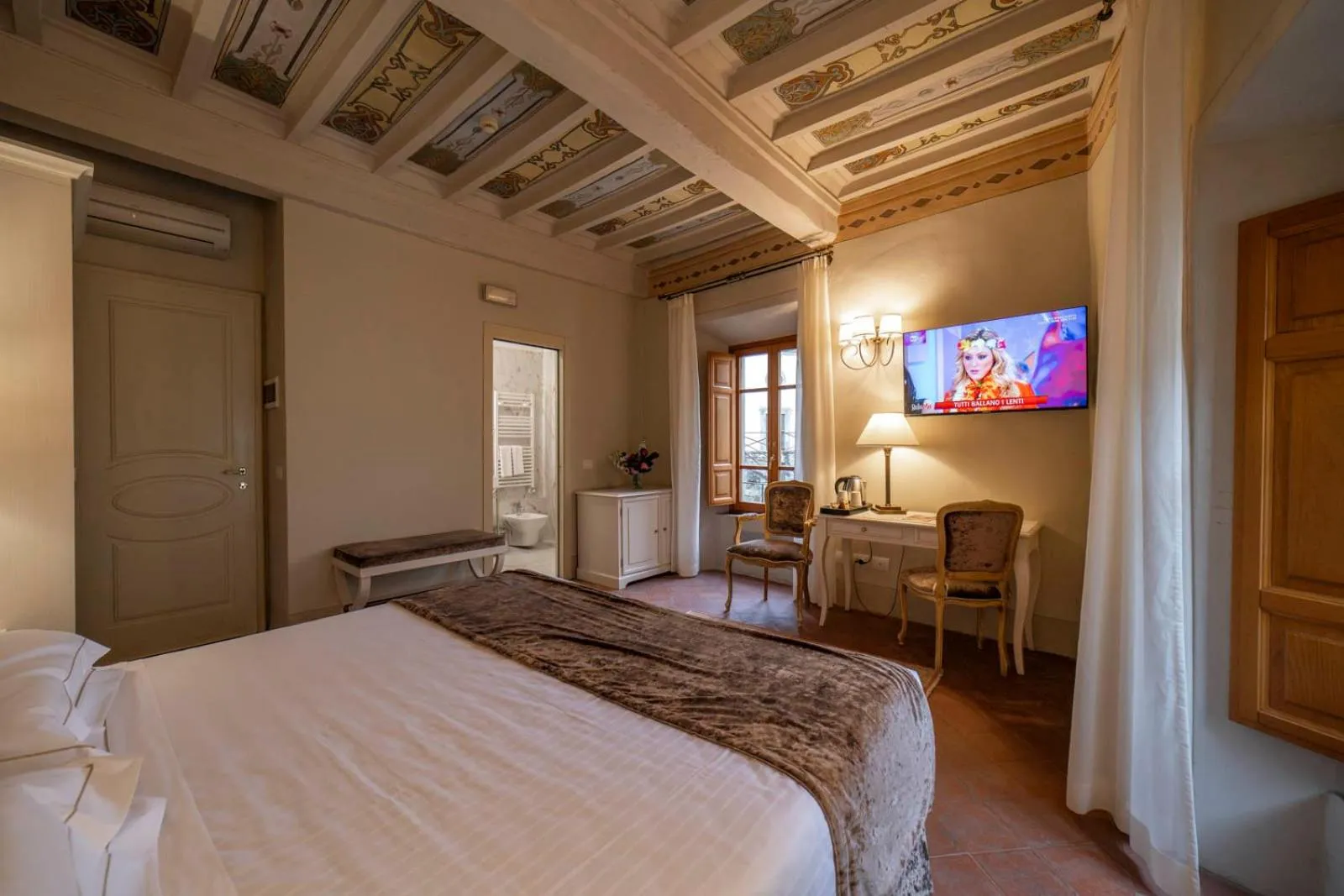 Photo of the whole room, Bed in Hotel Palazzo San Niccolò & Spa