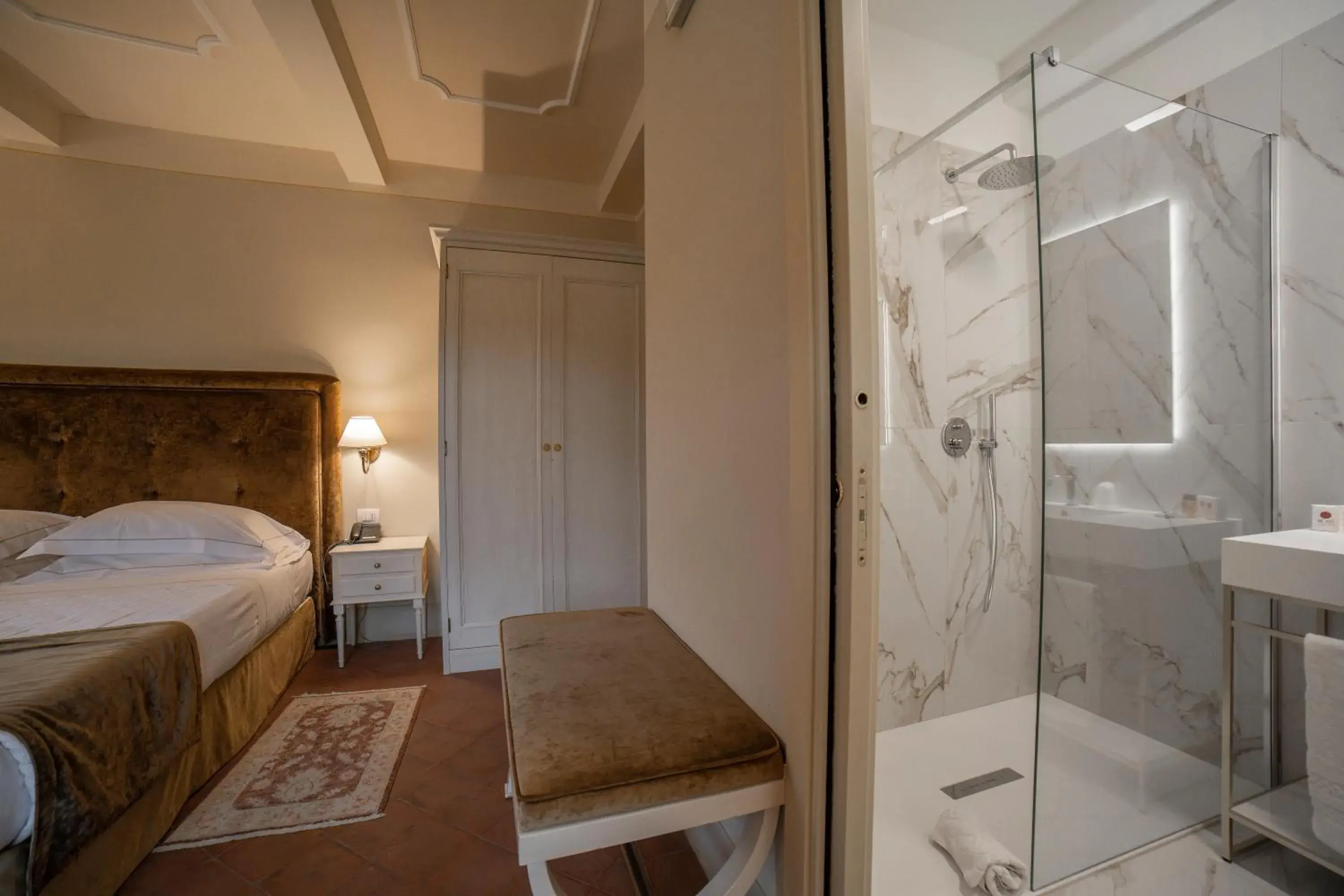 Shower, Bed in Hotel Palazzo San Niccolò & Spa Shower, Bed in Hotel Palazzo San Niccolò & Spa