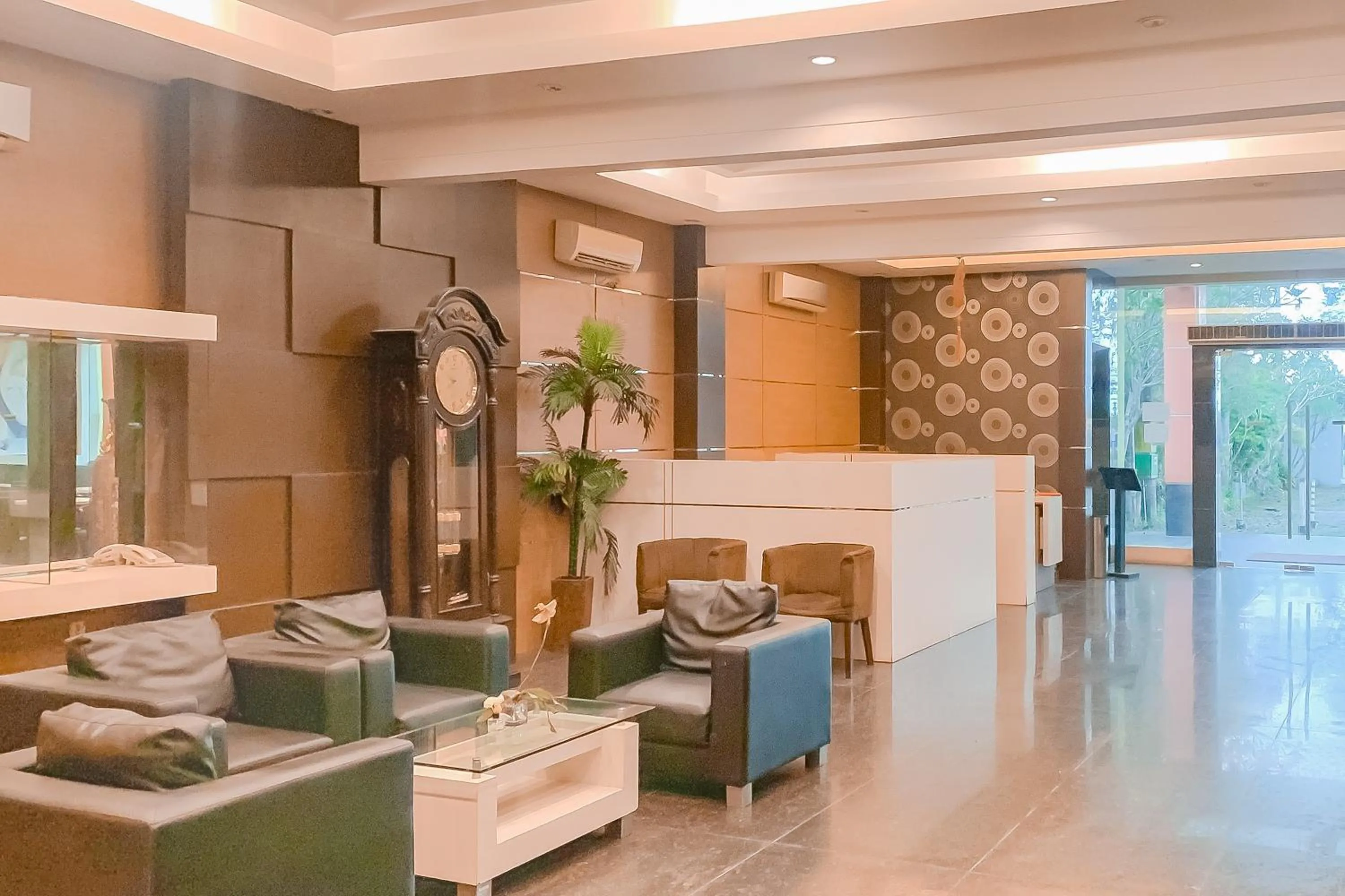 Lobby or reception in Urbanview Hotel Grand Permata In Banjarbaru by RedDoorz