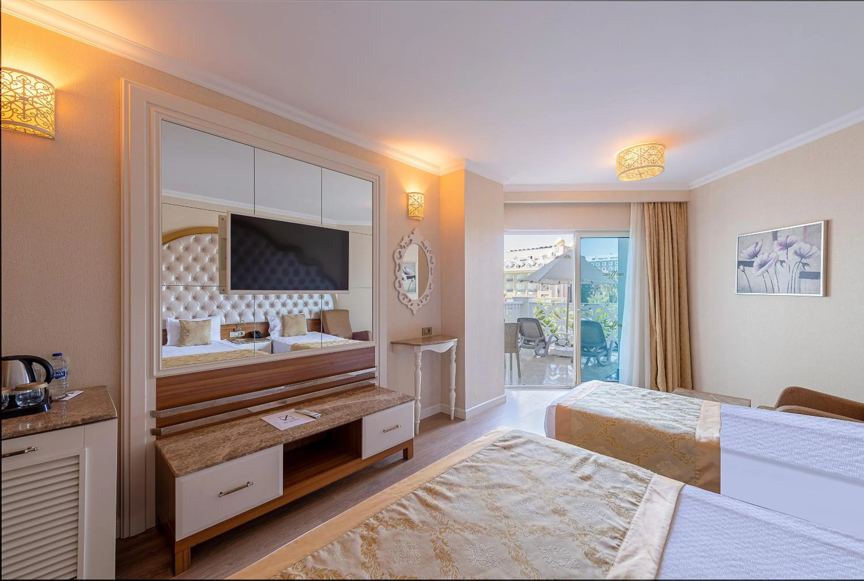 Photo of the whole room, Bed in Oz Hotels Side Premium