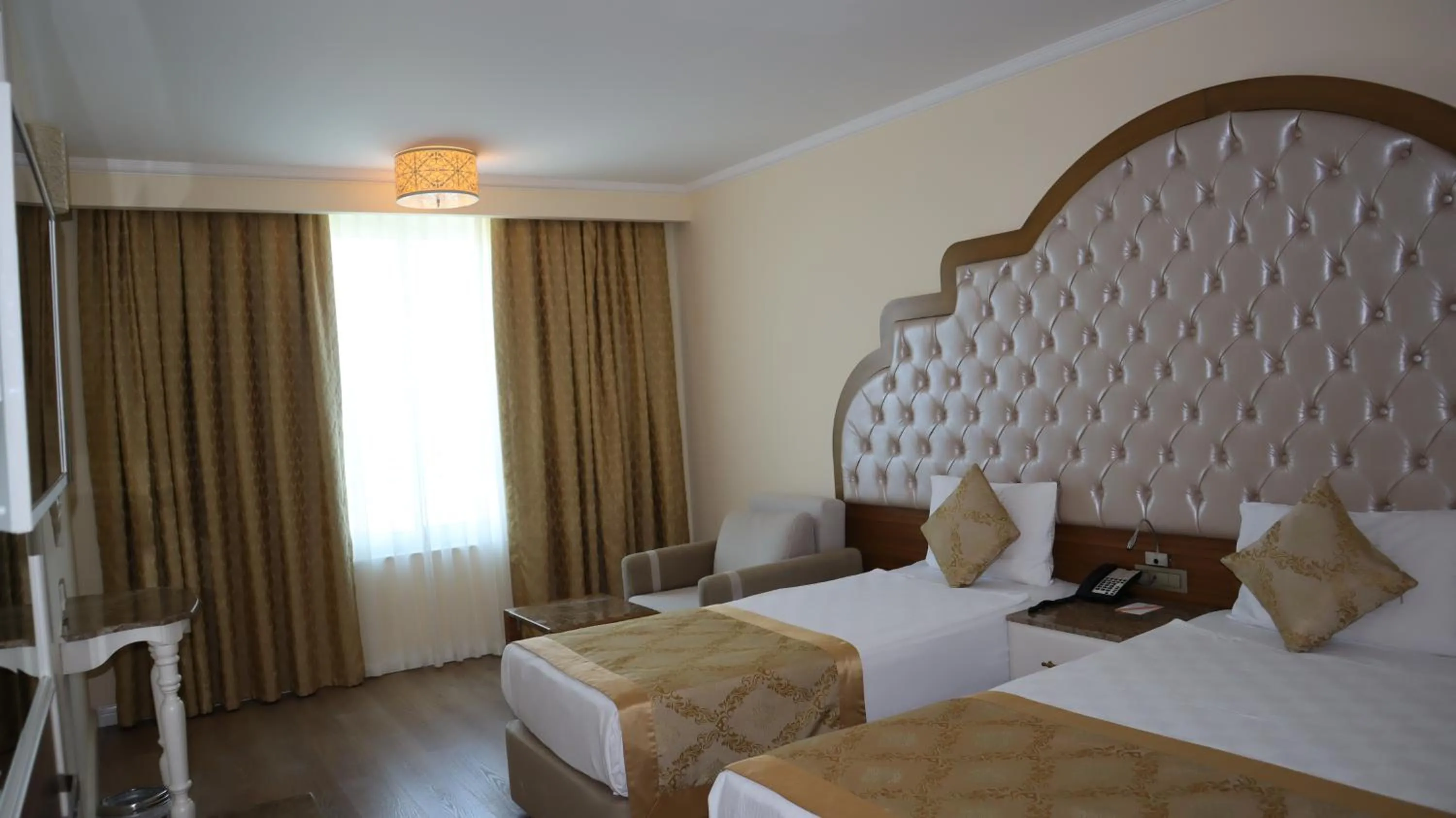 Photo of the whole room, Bed in Oz Hotels Side Premium