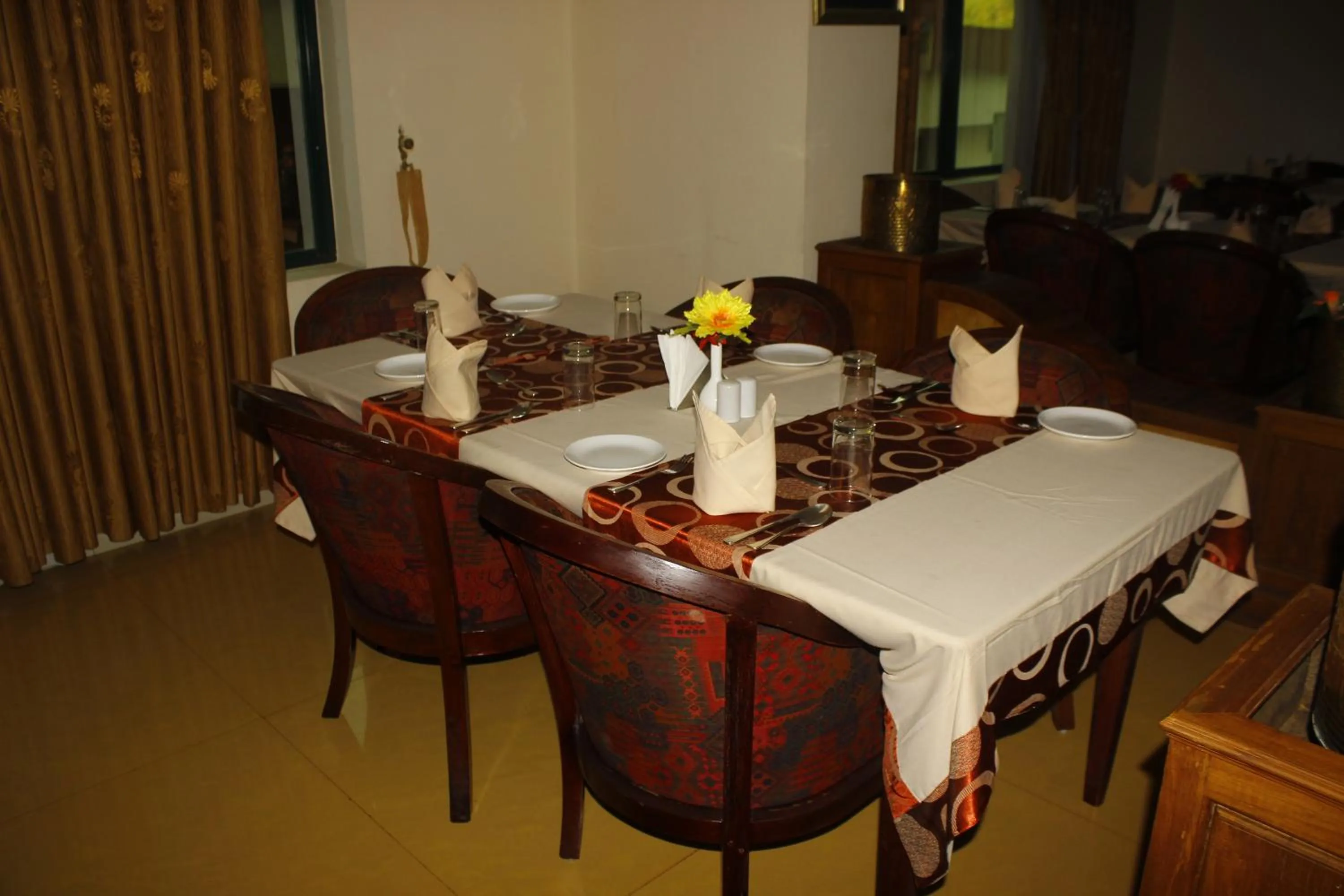 Restaurant/places to eat in hotel bessota international