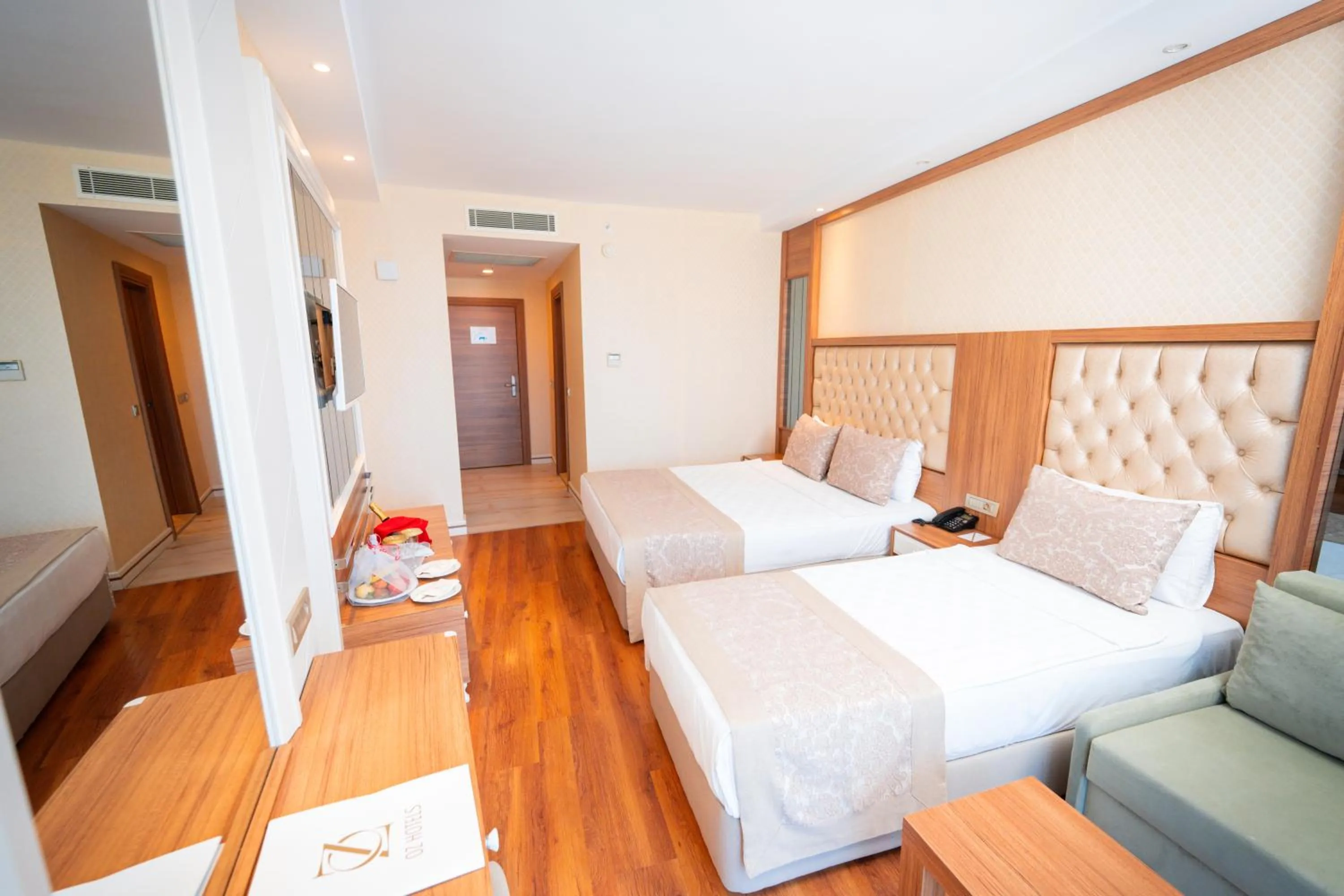 Photo of the whole room, Bed in Oz Hotels Sui