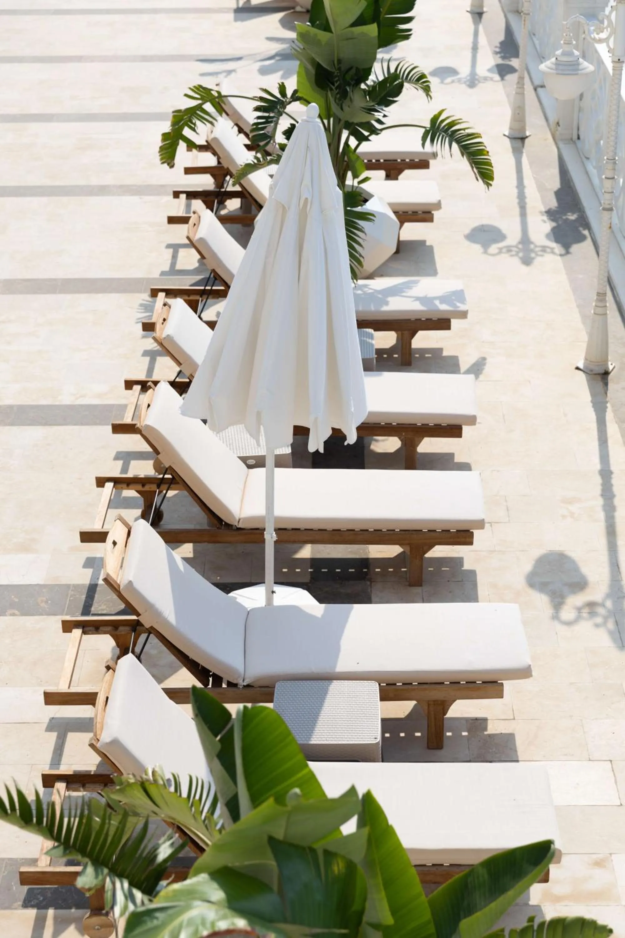 Swimming pool in Oz Hotels Sui