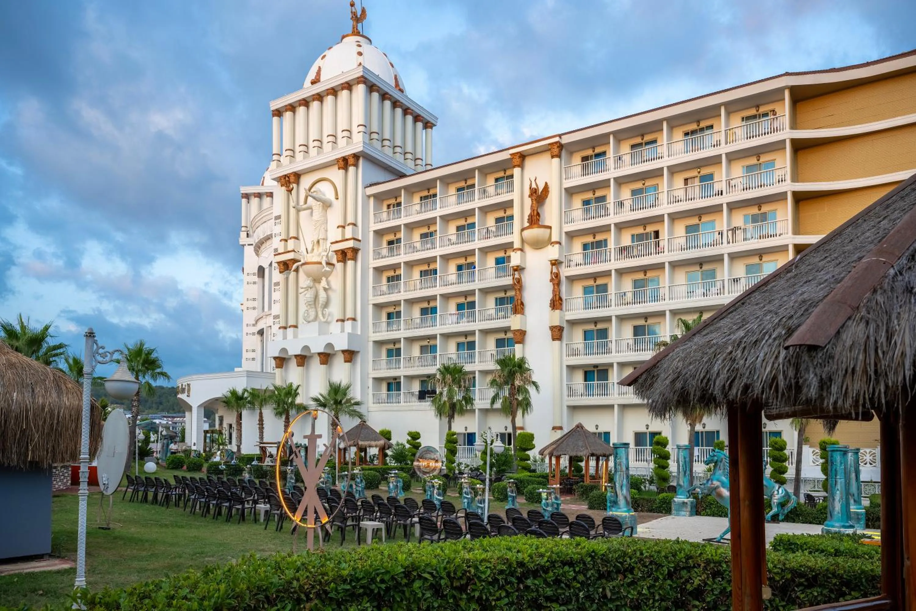 Property building in Oz Hotels Sui