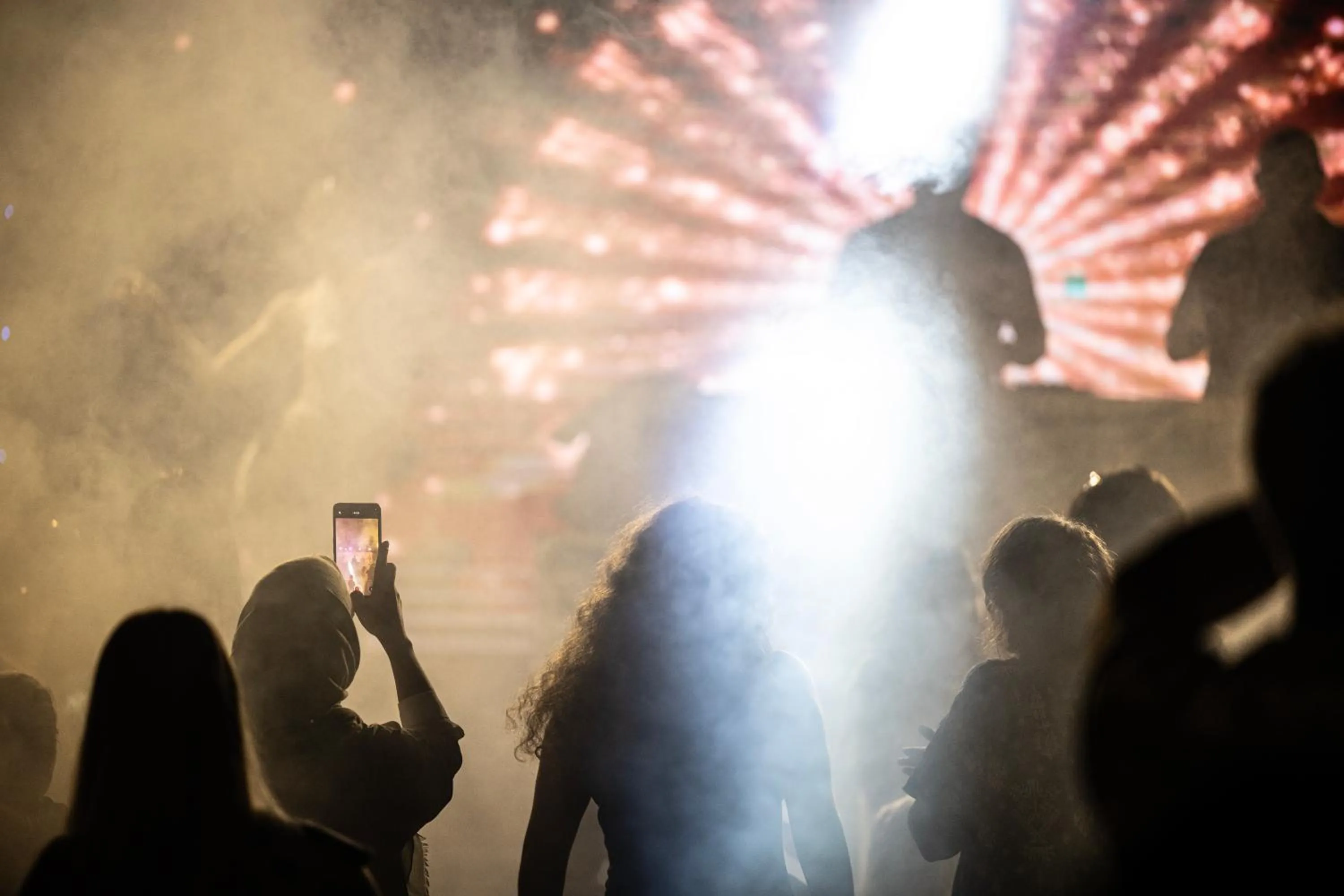 Evening entertainment in Oz Hotels Sui