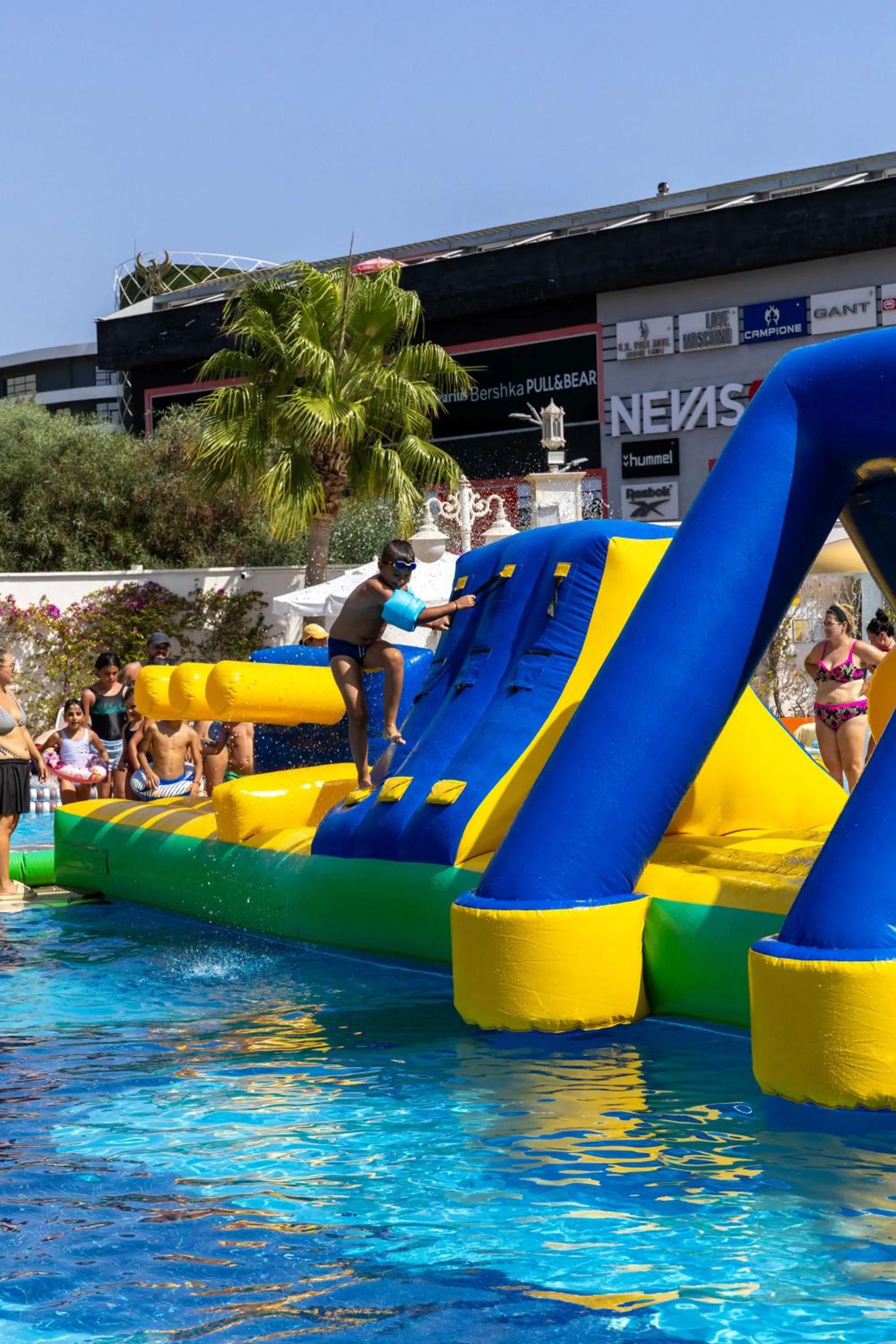 Swimming pool in Oz Hotels Sui