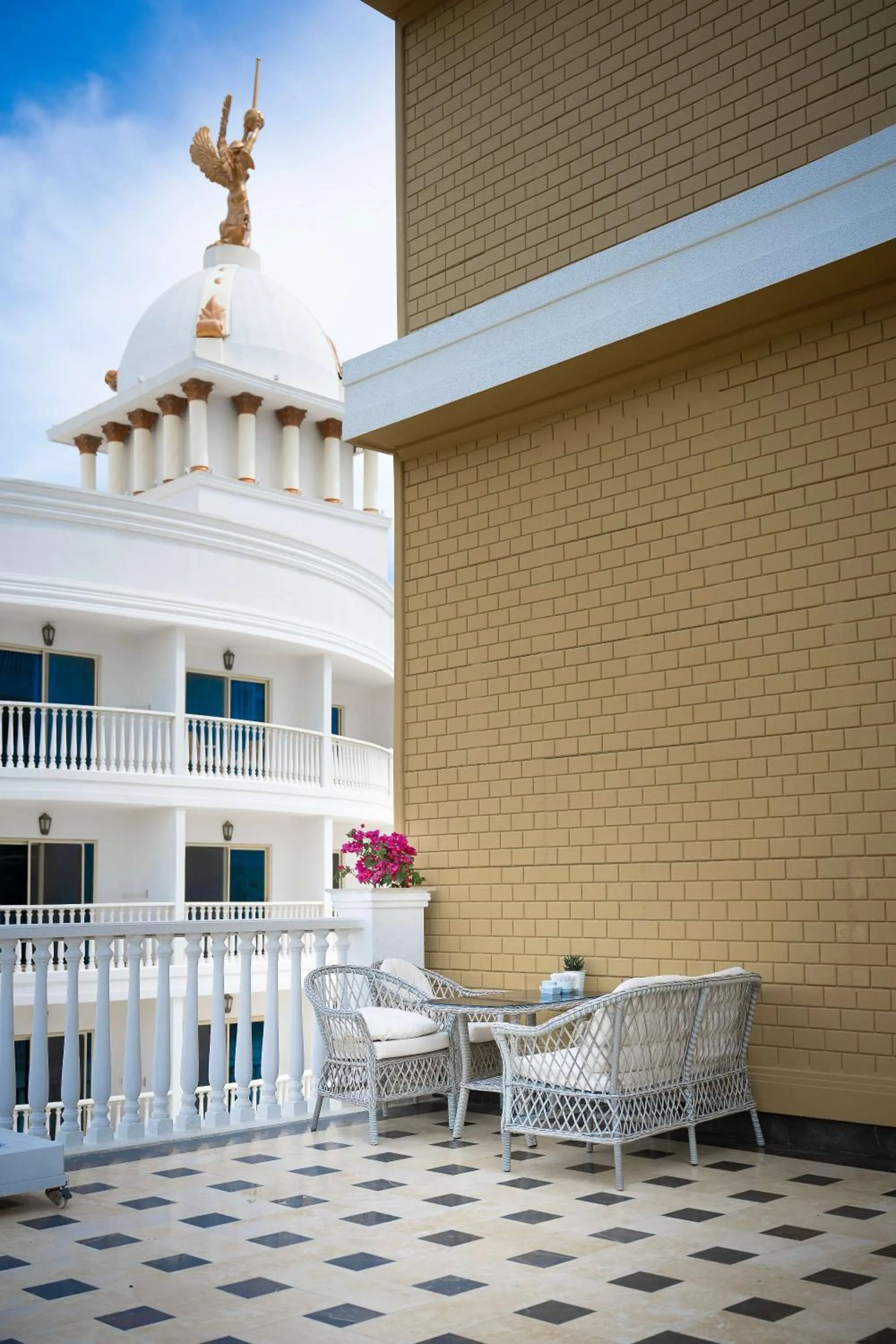 Property building in Oz Hotels Sui