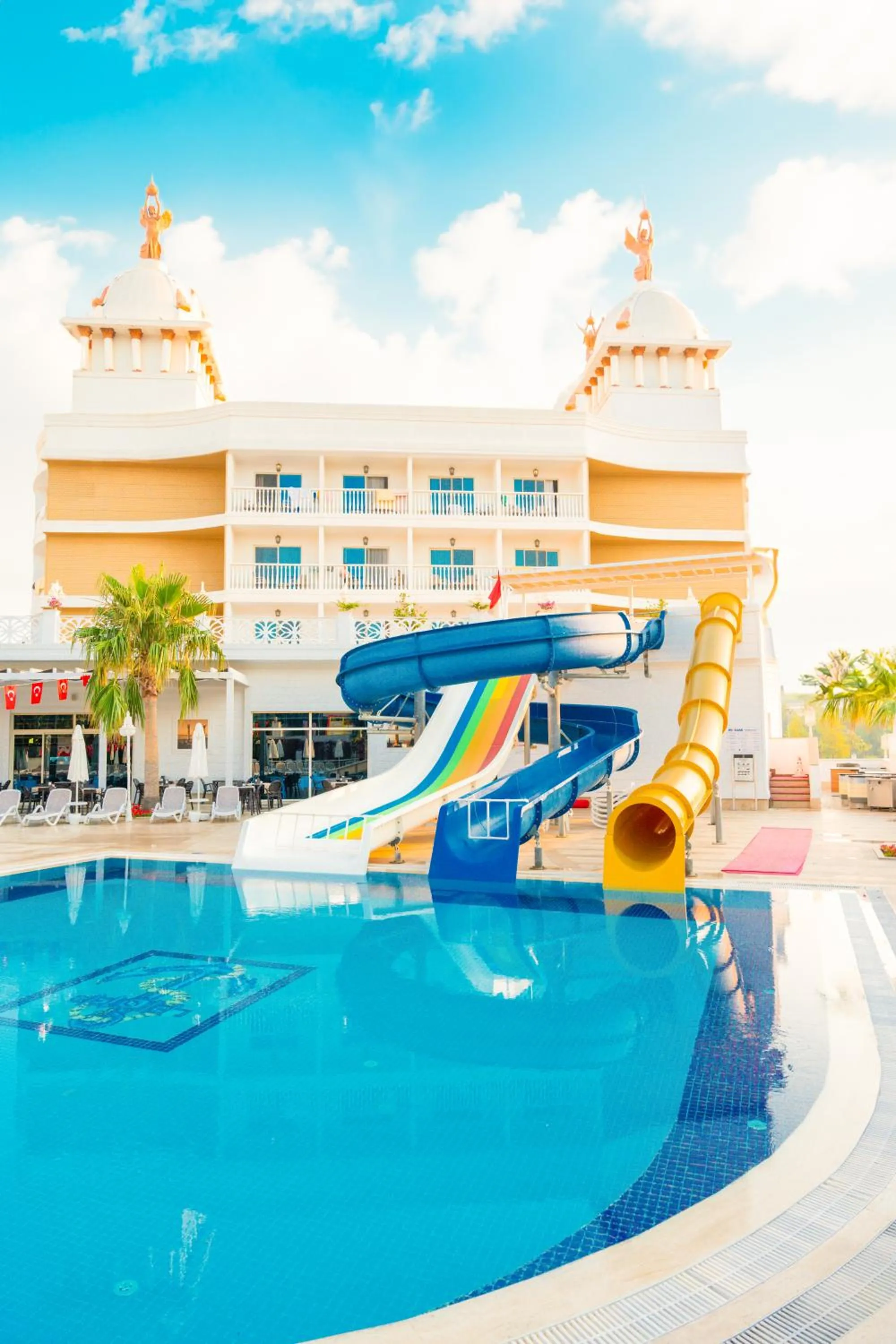 Pool view in Oz Hotels Sui