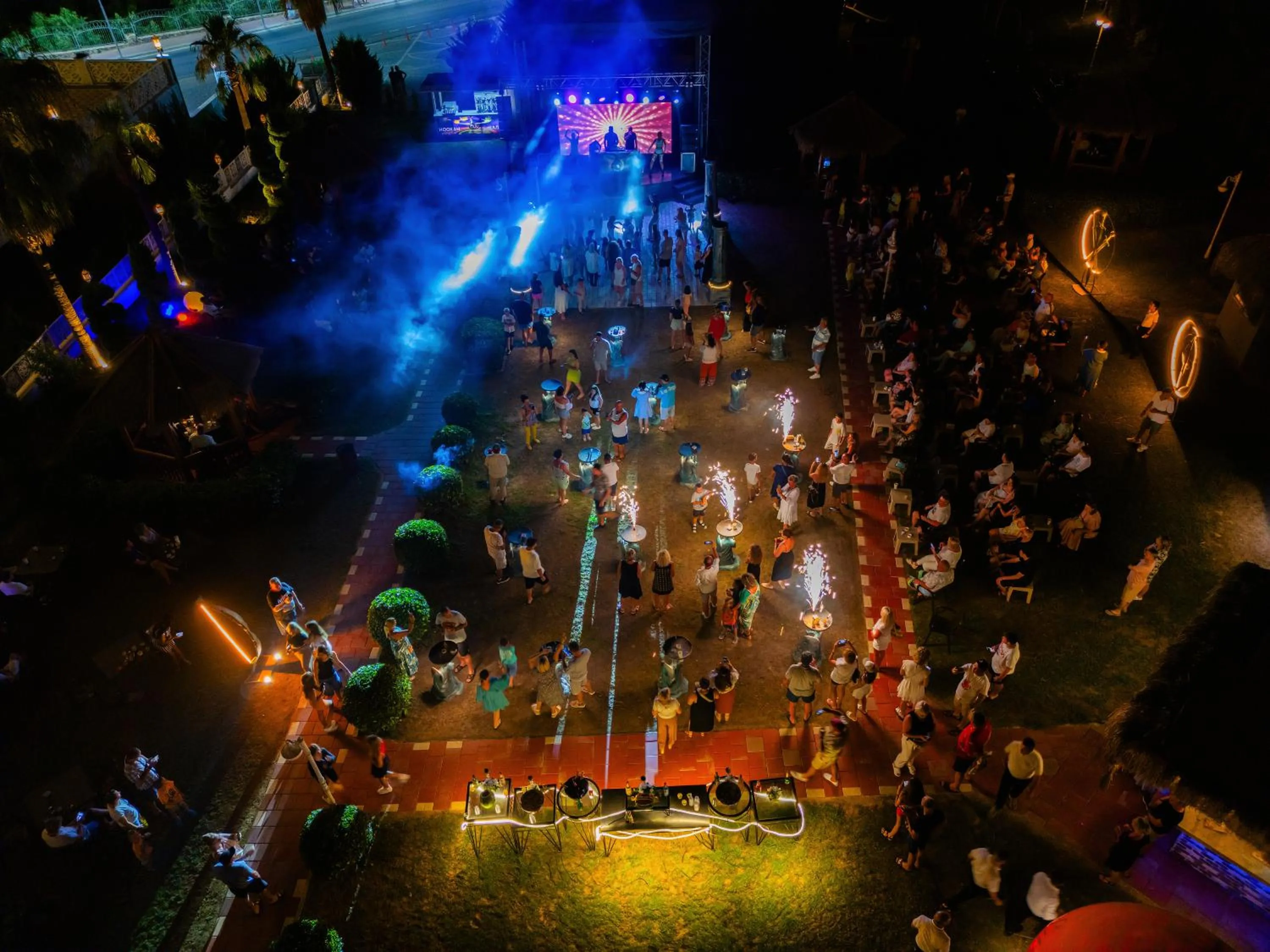 Evening entertainment in Oz Hotels Sui