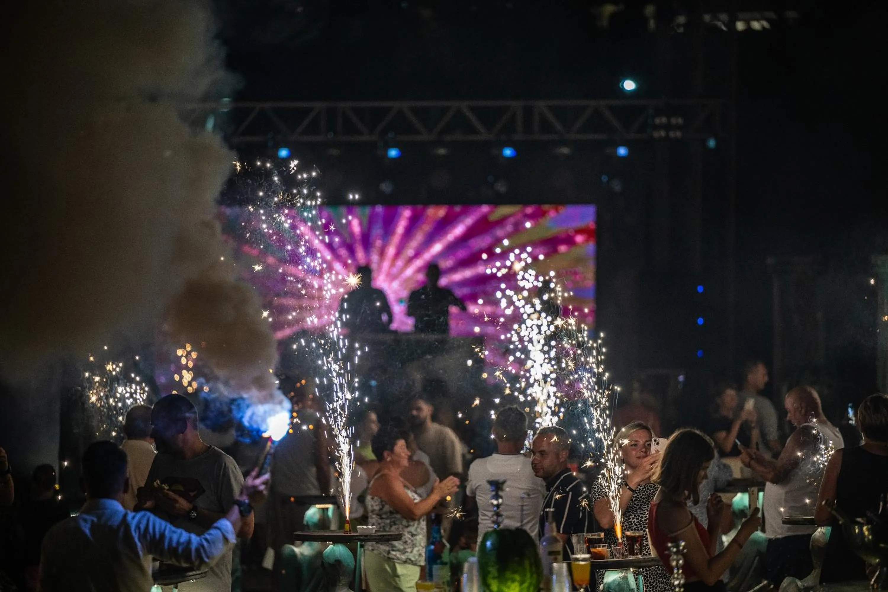 Evening entertainment in Oz Hotels Sui