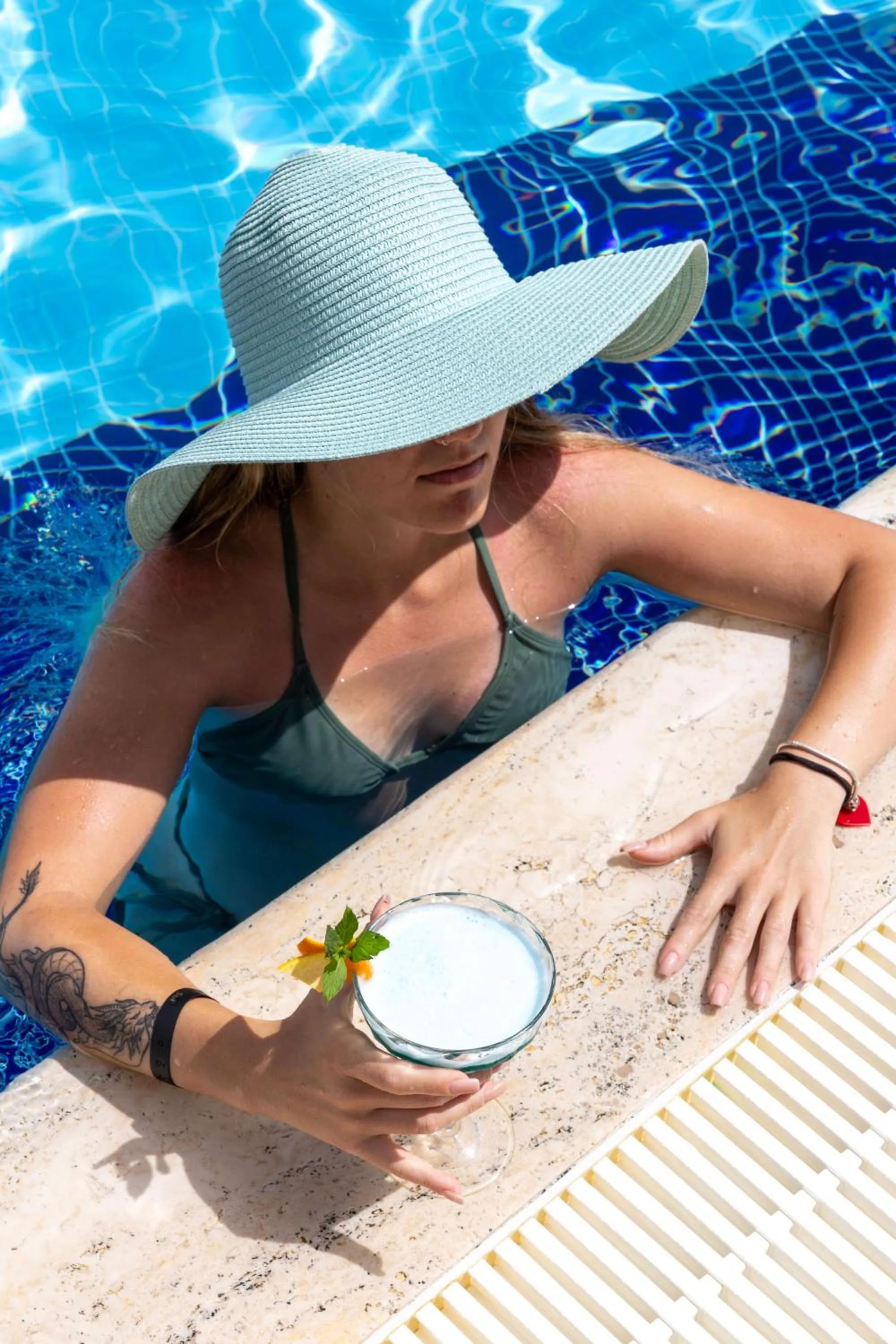 Swimming pool in Oz Hotels Sui