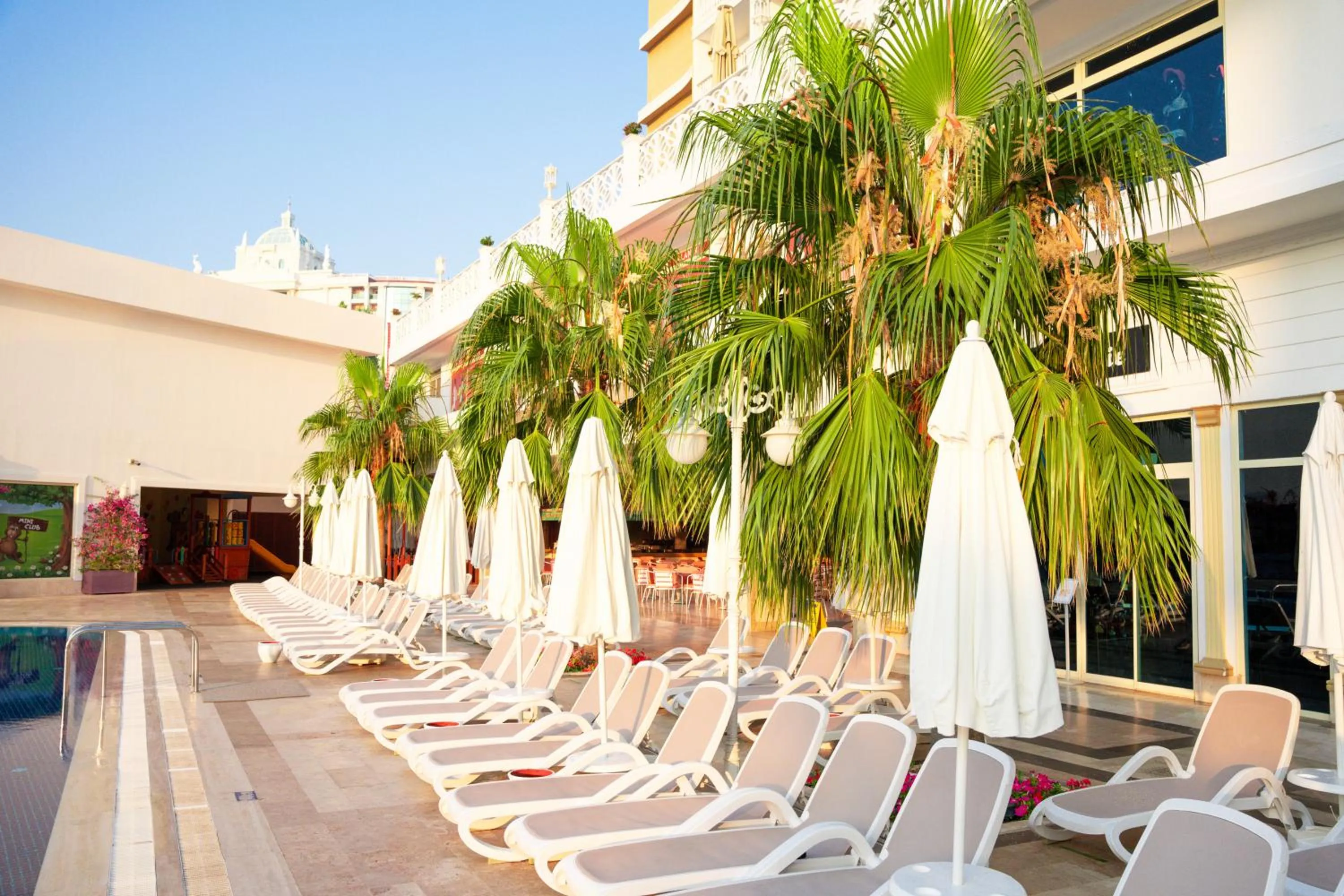 Pool view in Oz Hotels Sui