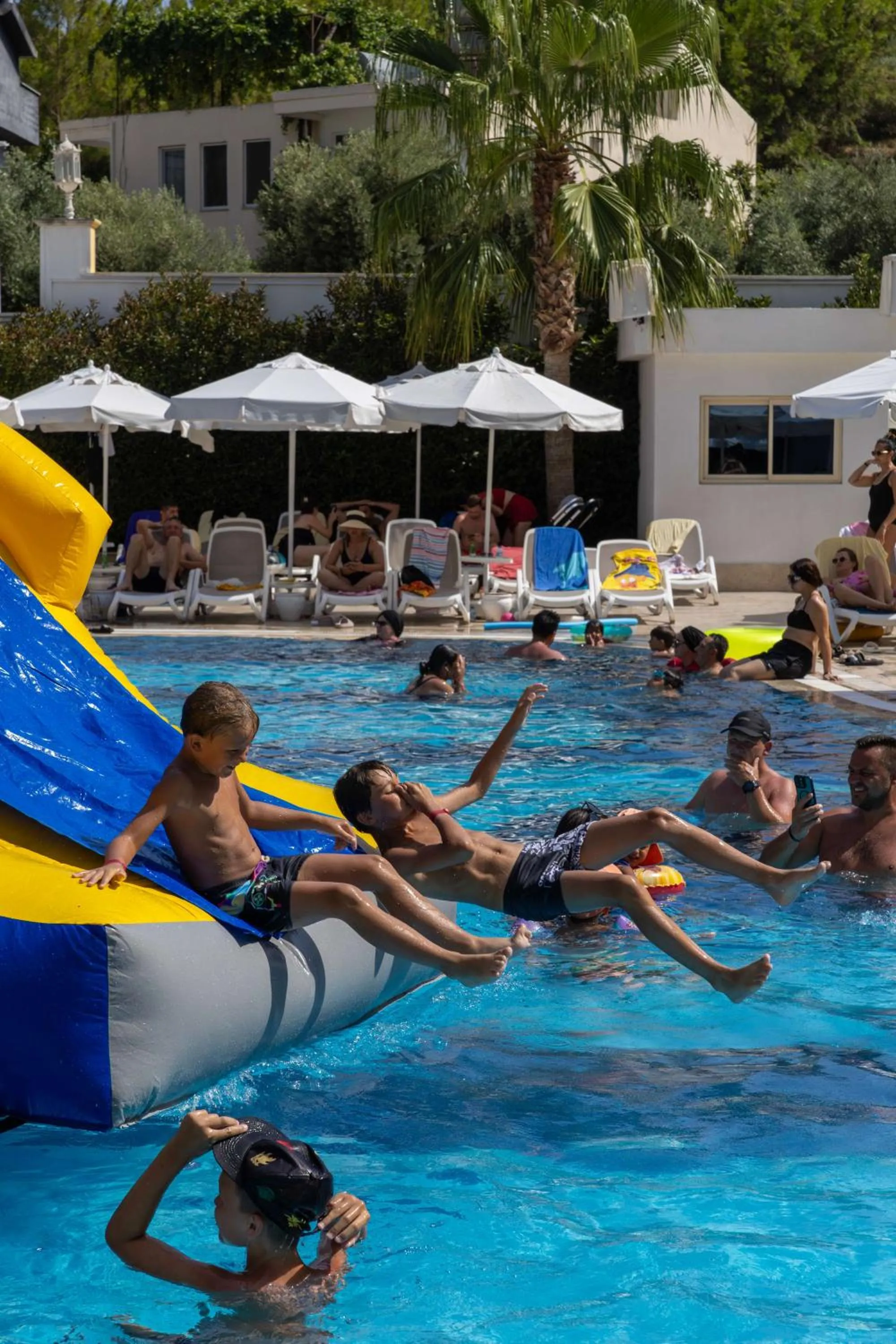 Swimming pool in Oz Hotels Sui